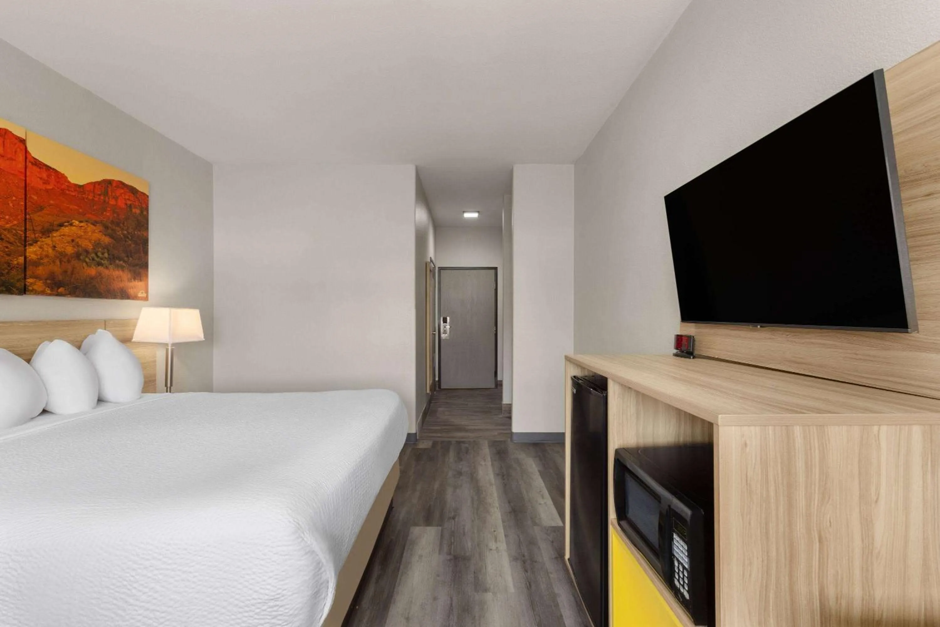 Photo of the whole room, Bed in Days Inn & Suites by Wyndham Tucson/Marana