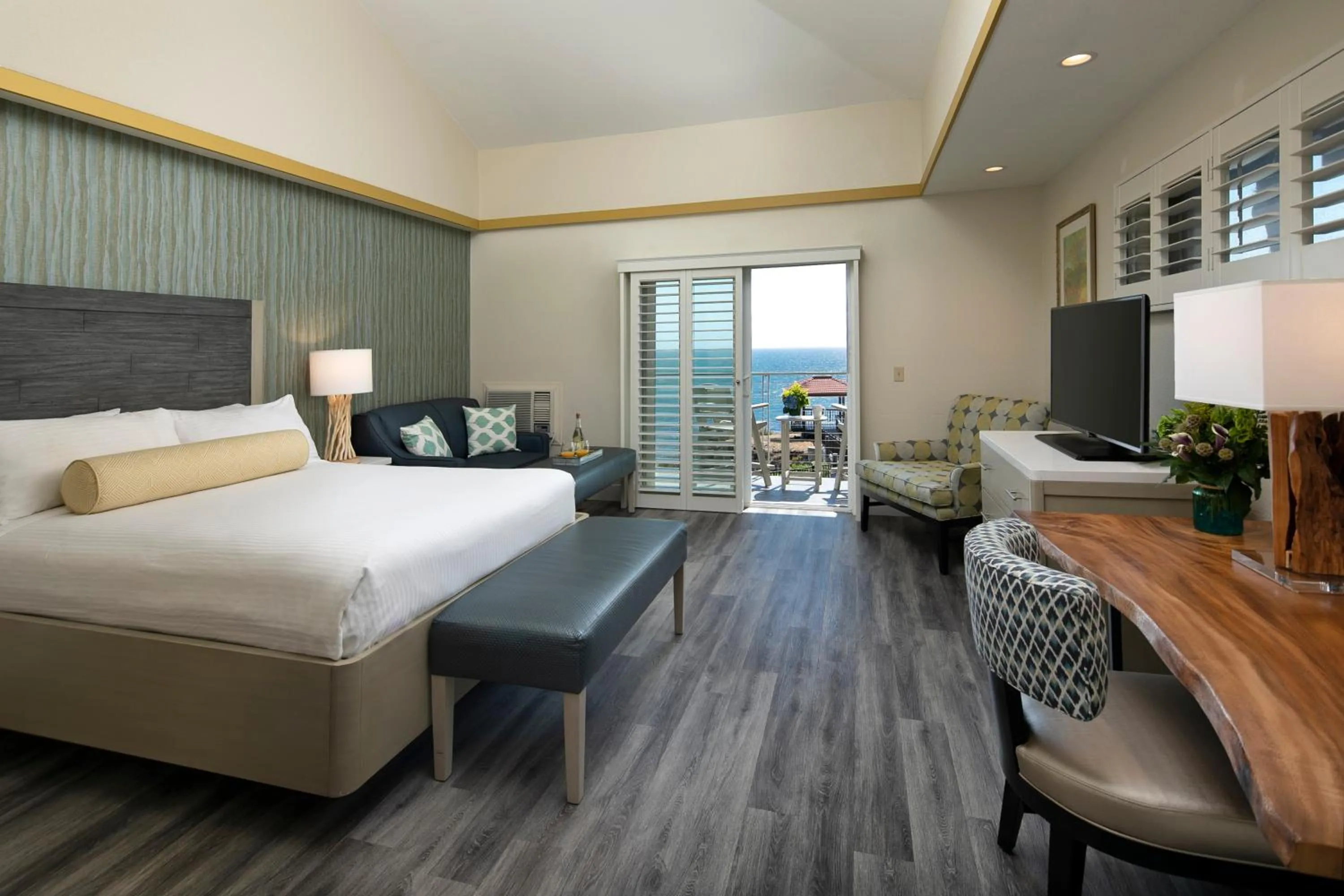 Photo of the whole room, Bed in Inn at the Cove