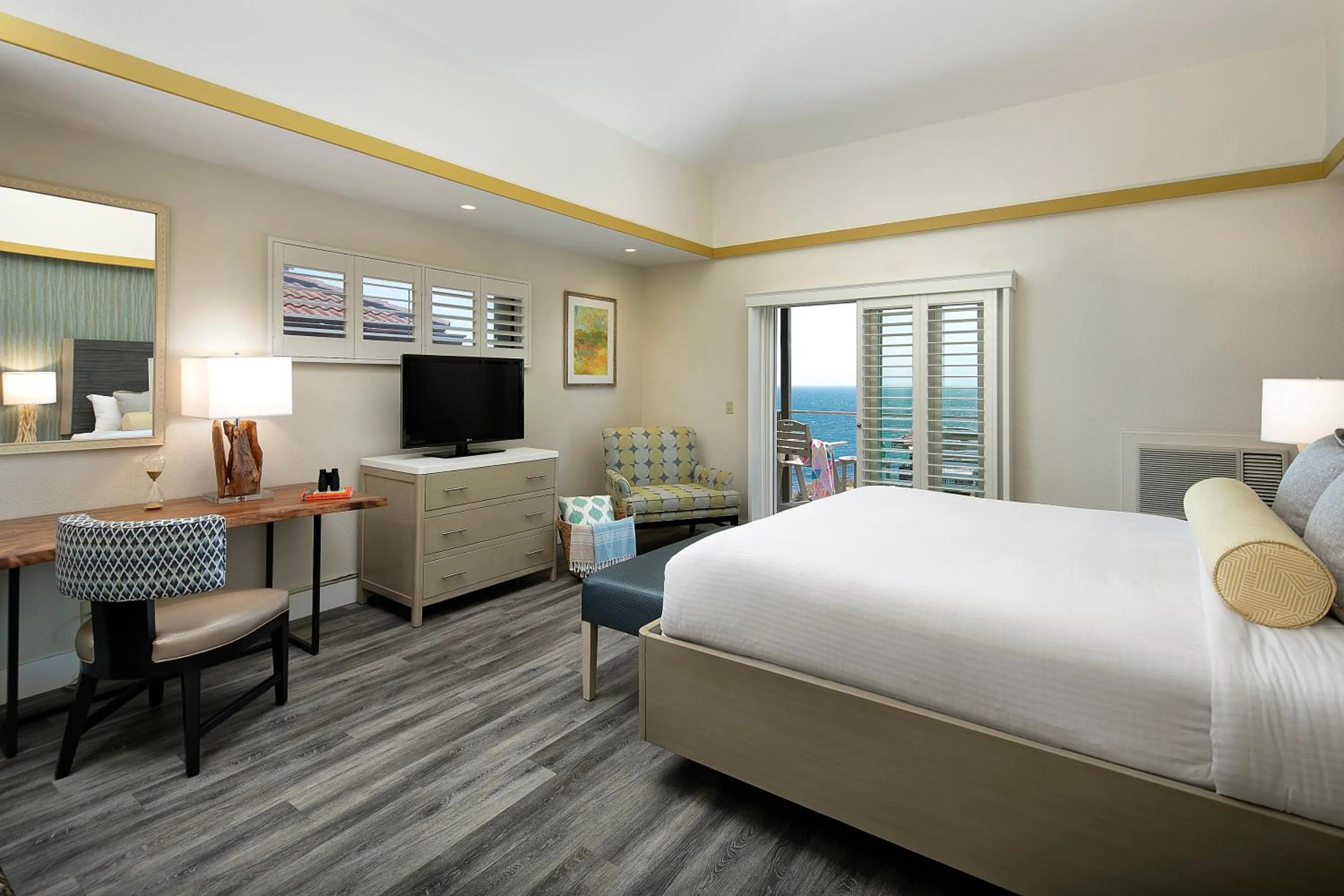 Photo of the whole room, Bed in Inn at the Cove