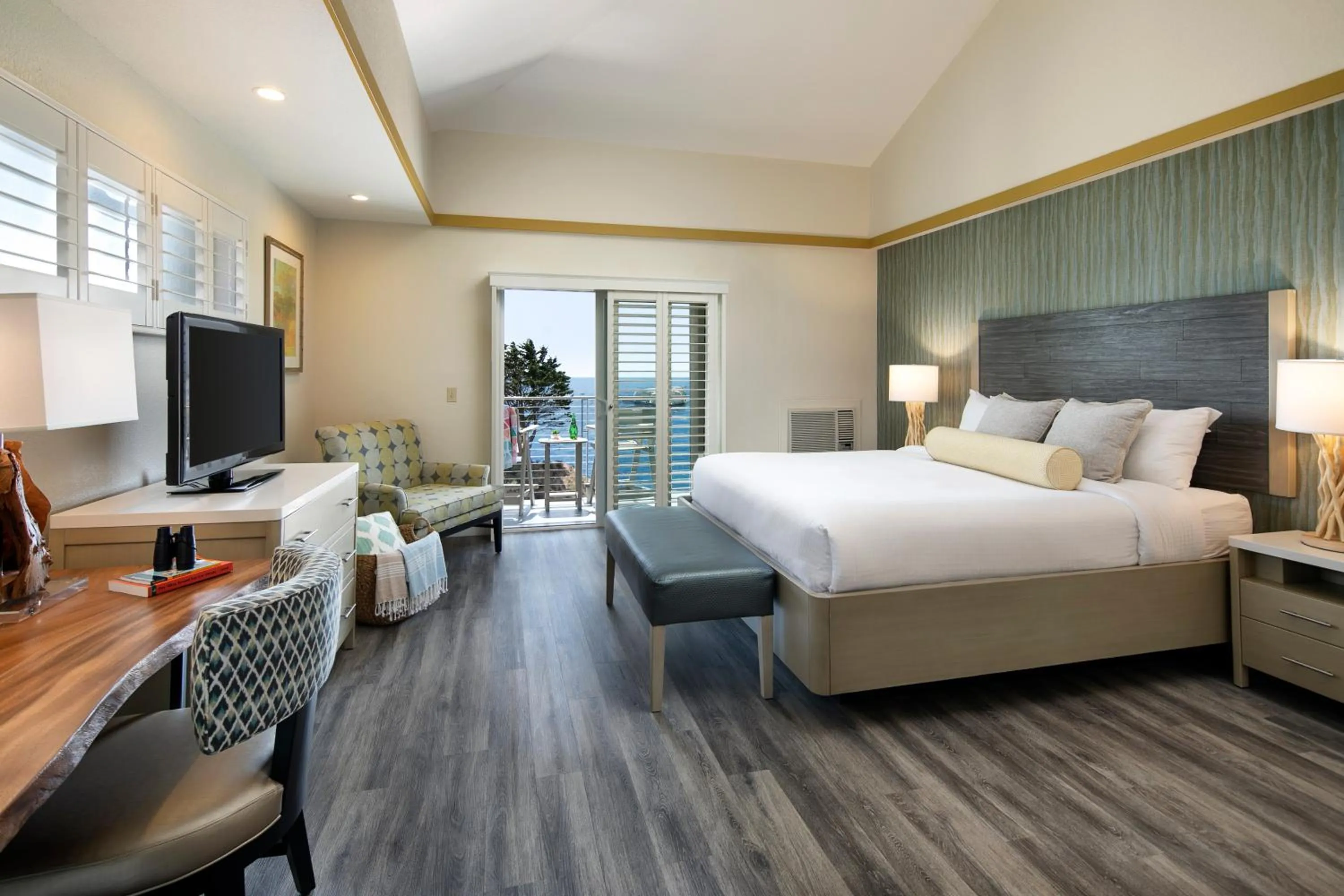 Photo of the whole room, Bed in Inn at the Cove