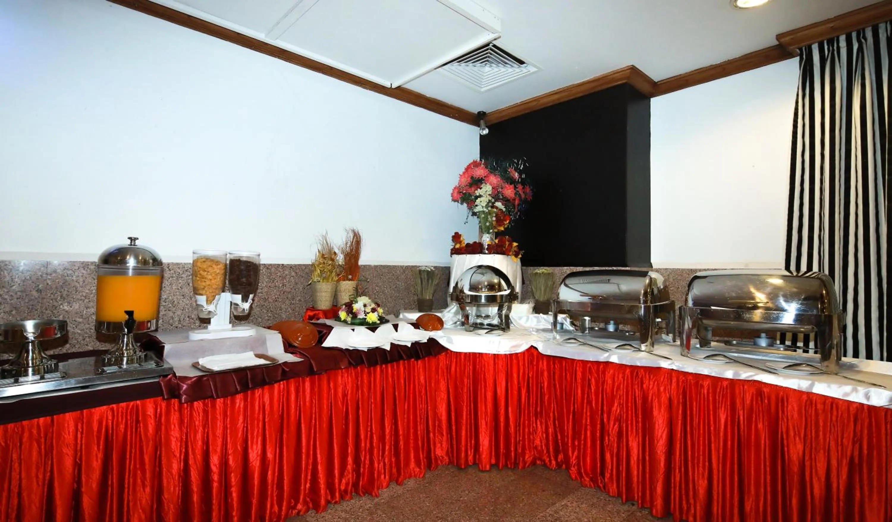 Restaurant/places to eat in La Villa Hotel