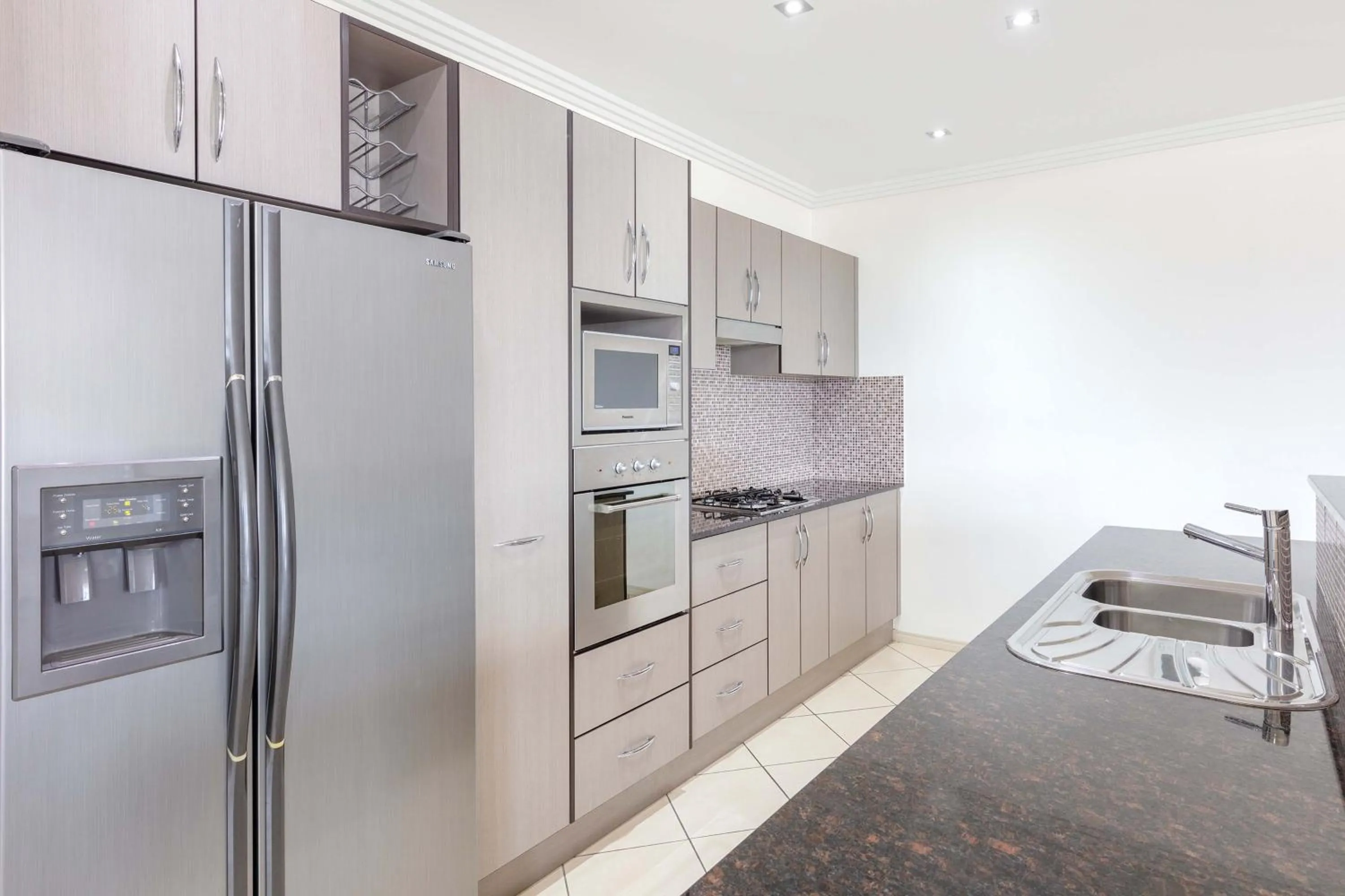 Kitchen or kitchenette in Piermonde Apartments Cairns