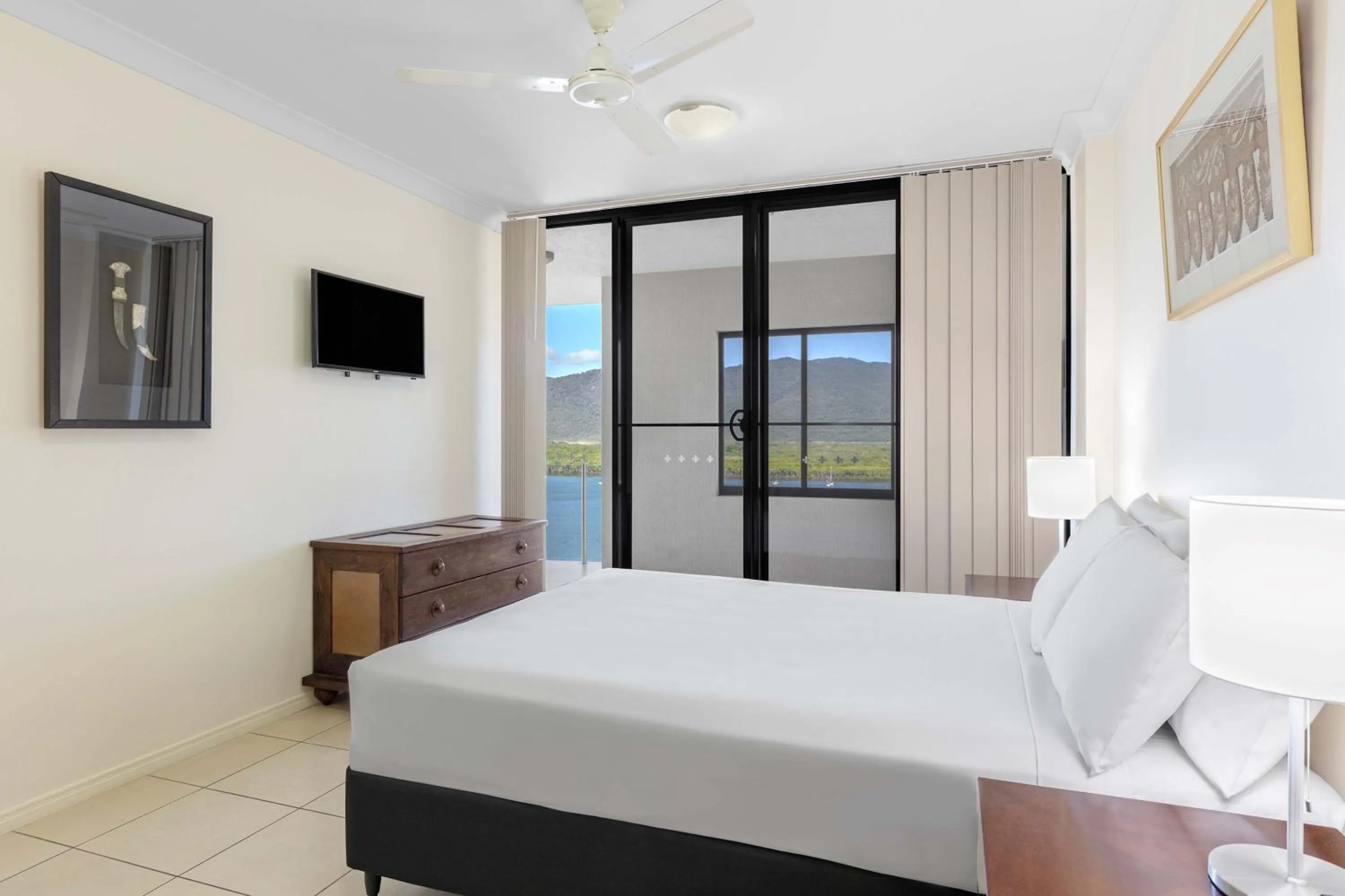 Bedroom, Bed in Piermonde Apartments Cairns