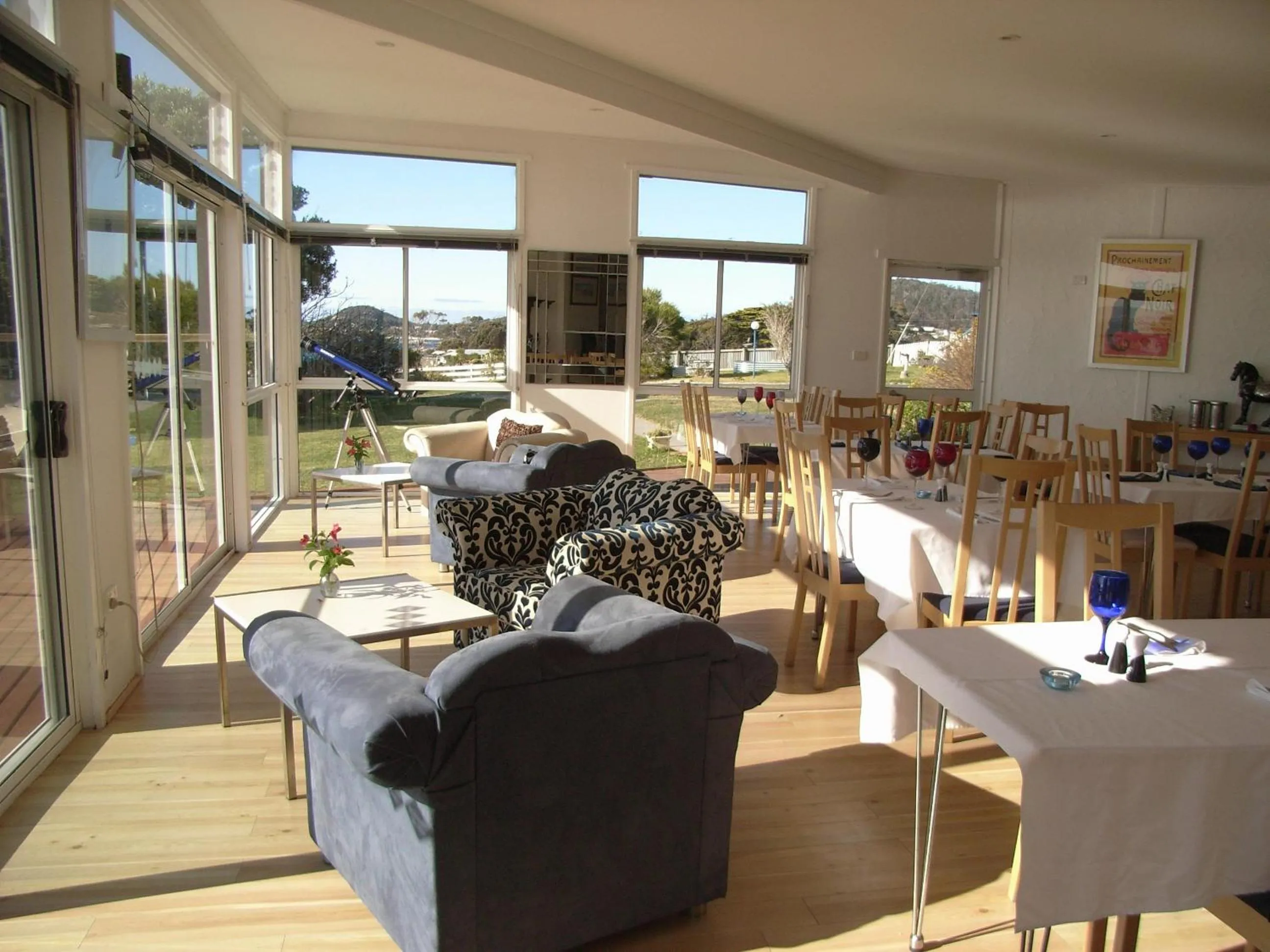 Restaurant/places to eat in Diamond Island Resort, Restaurant & Bar and Penguin Show