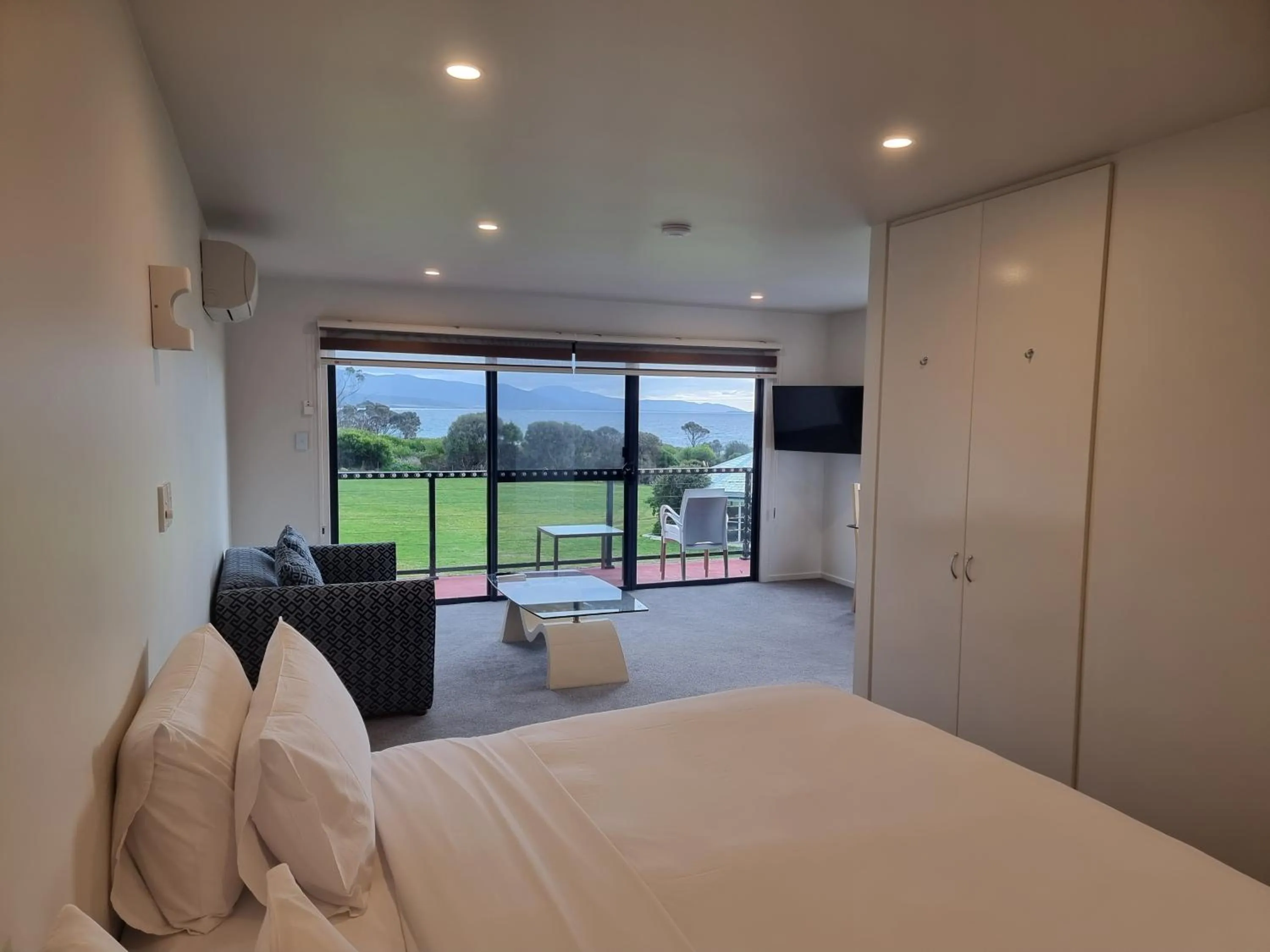 TV and multimedia, Bed in Diamond Island Resort, Restaurant & Bar and Penguin Show