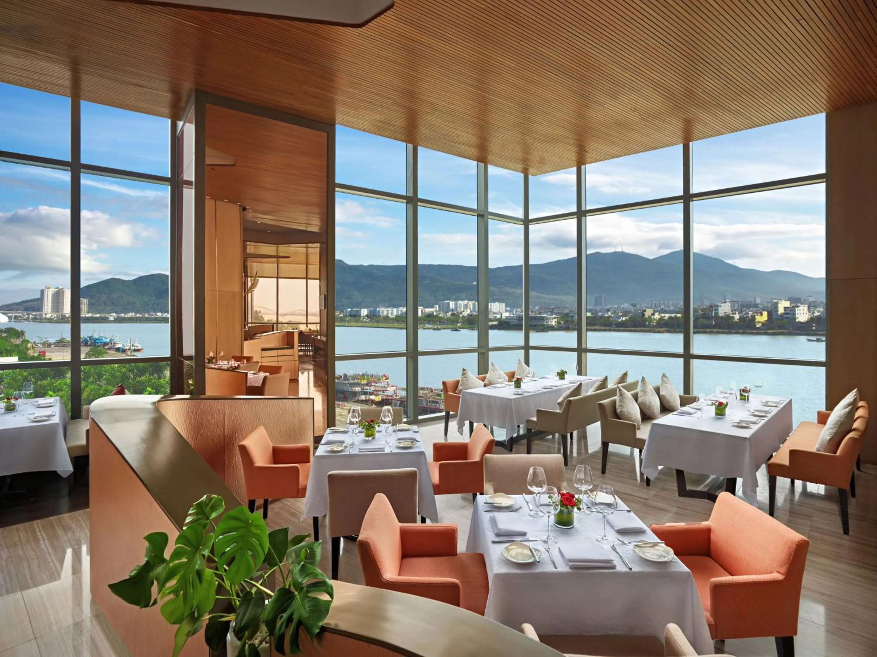 Restaurant/places to eat in Novotel Danang Premier Han River