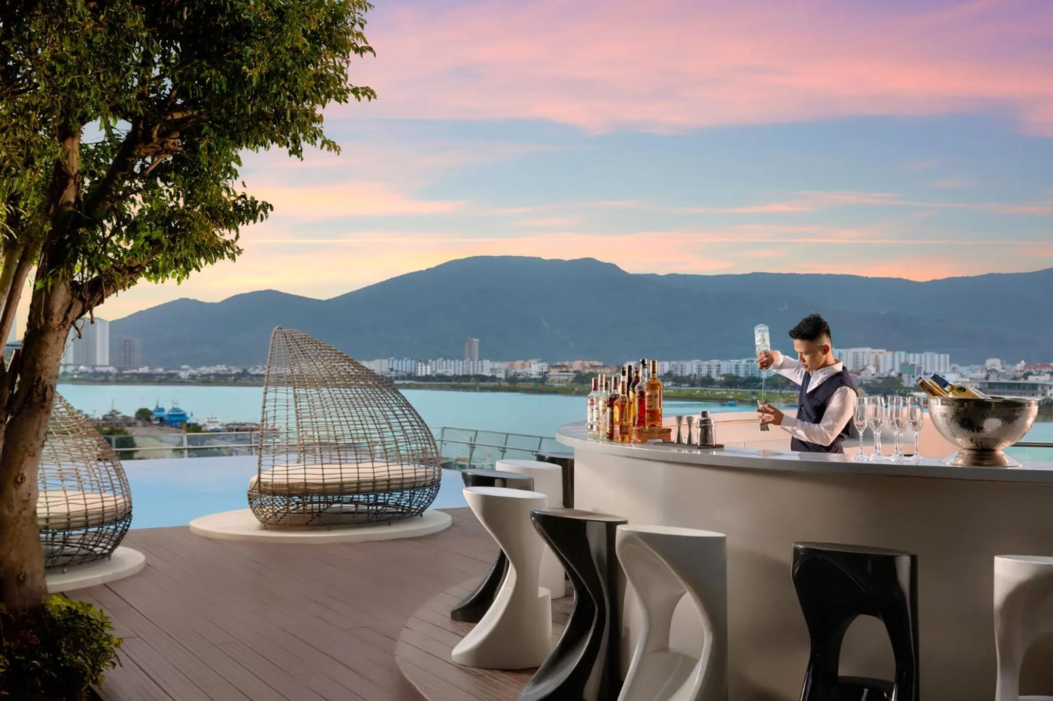 Restaurant/places to eat in Novotel Danang Premier Han River