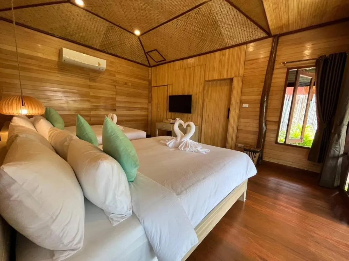Bed in Palm Leaf Resort Koh Tao