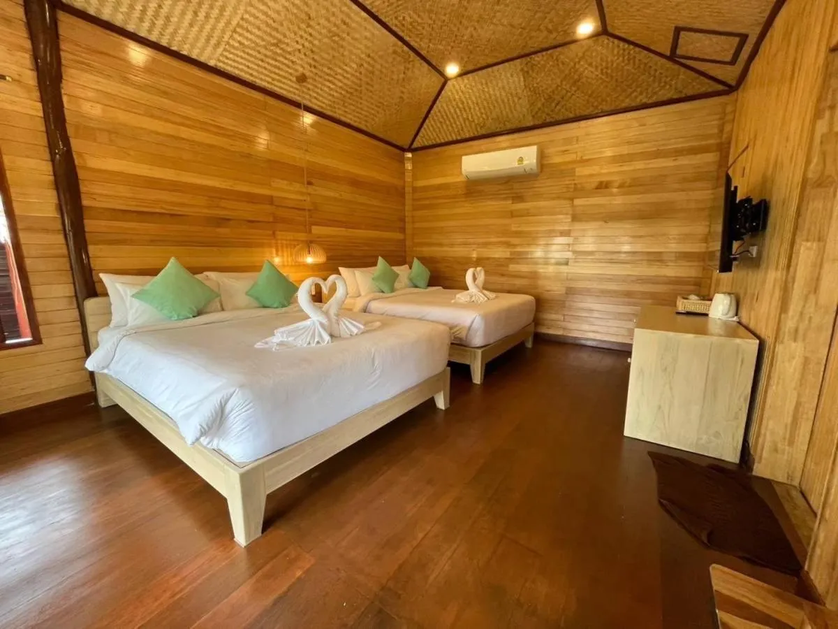 Bed in Palm Leaf Resort Koh Tao