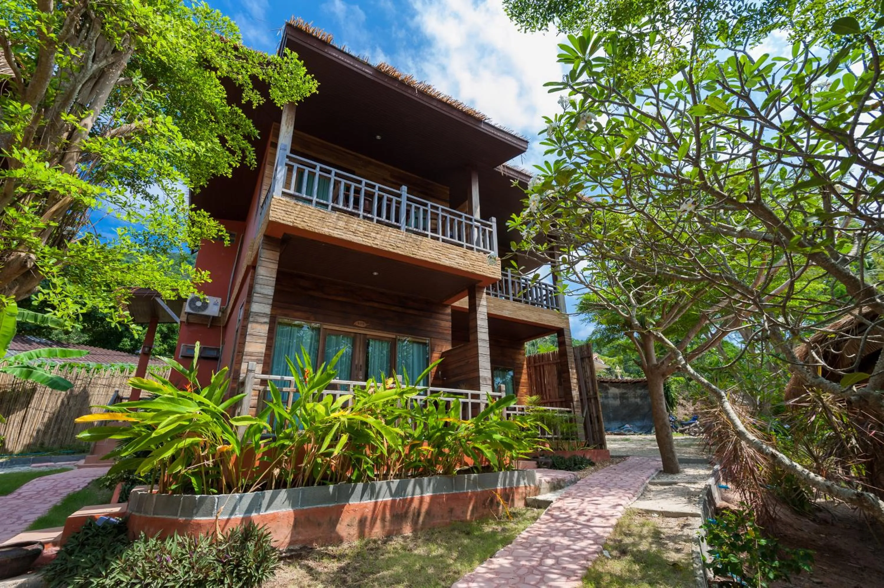 Property building in Palm Leaf Resort Koh Tao