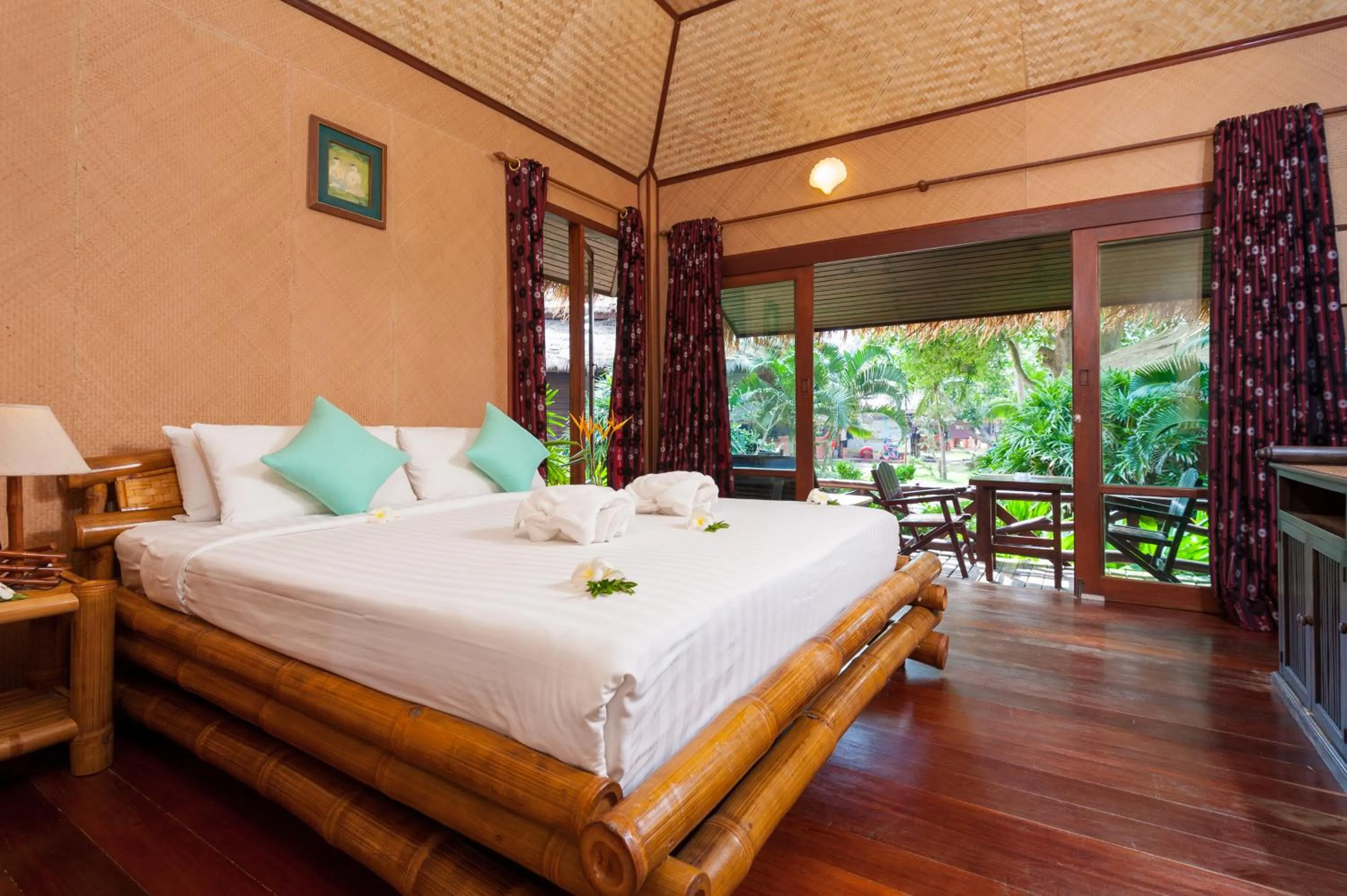 Bedroom, Bed in Palm Leaf Resort Koh Tao