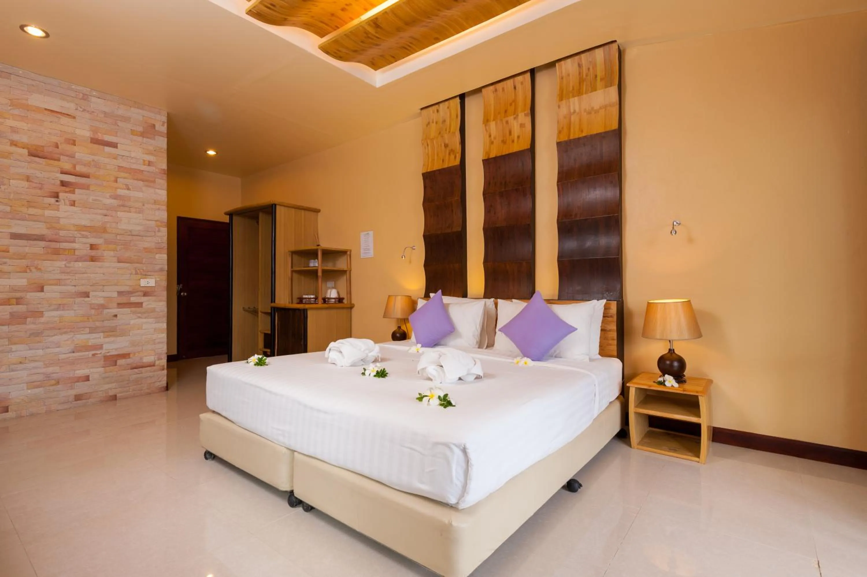 Bedroom, Bed in Palm Leaf Resort Koh Tao