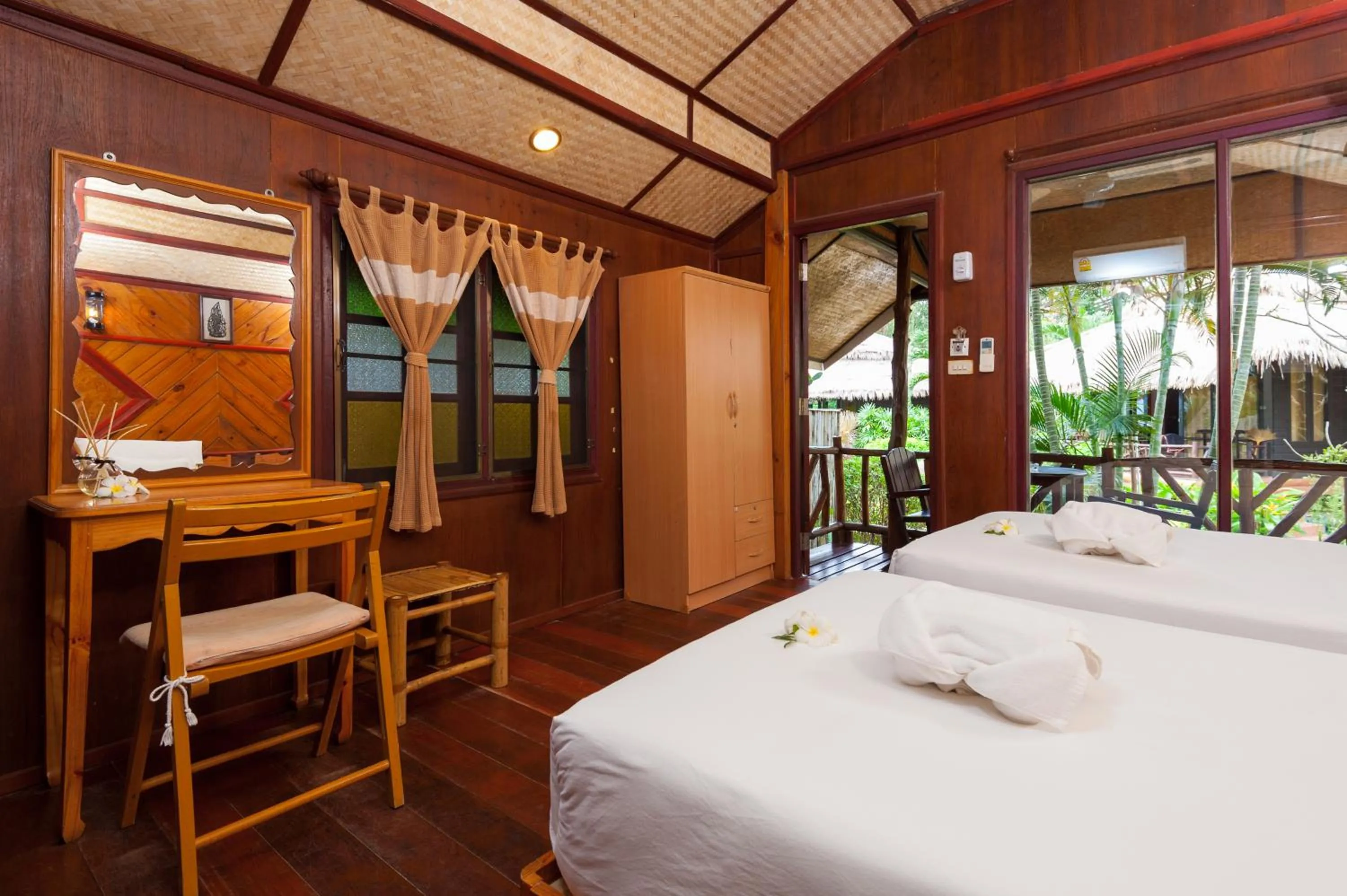 Bedroom, Bed in Palm Leaf Resort Koh Tao