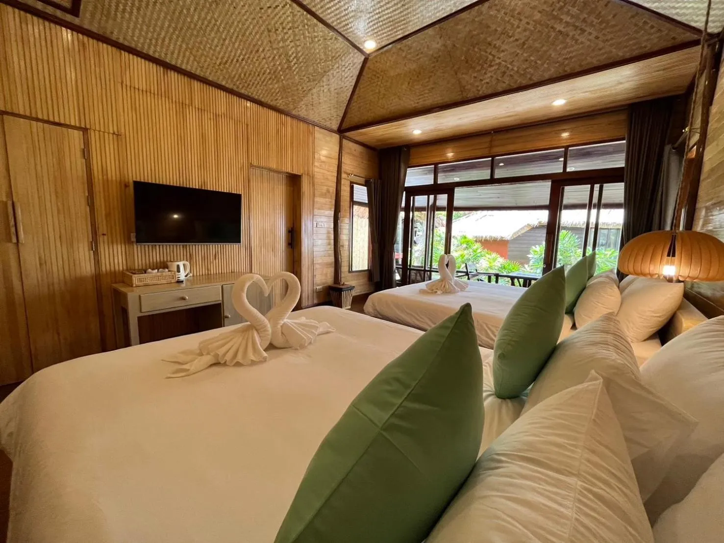 Bed in Palm Leaf Resort Koh Tao