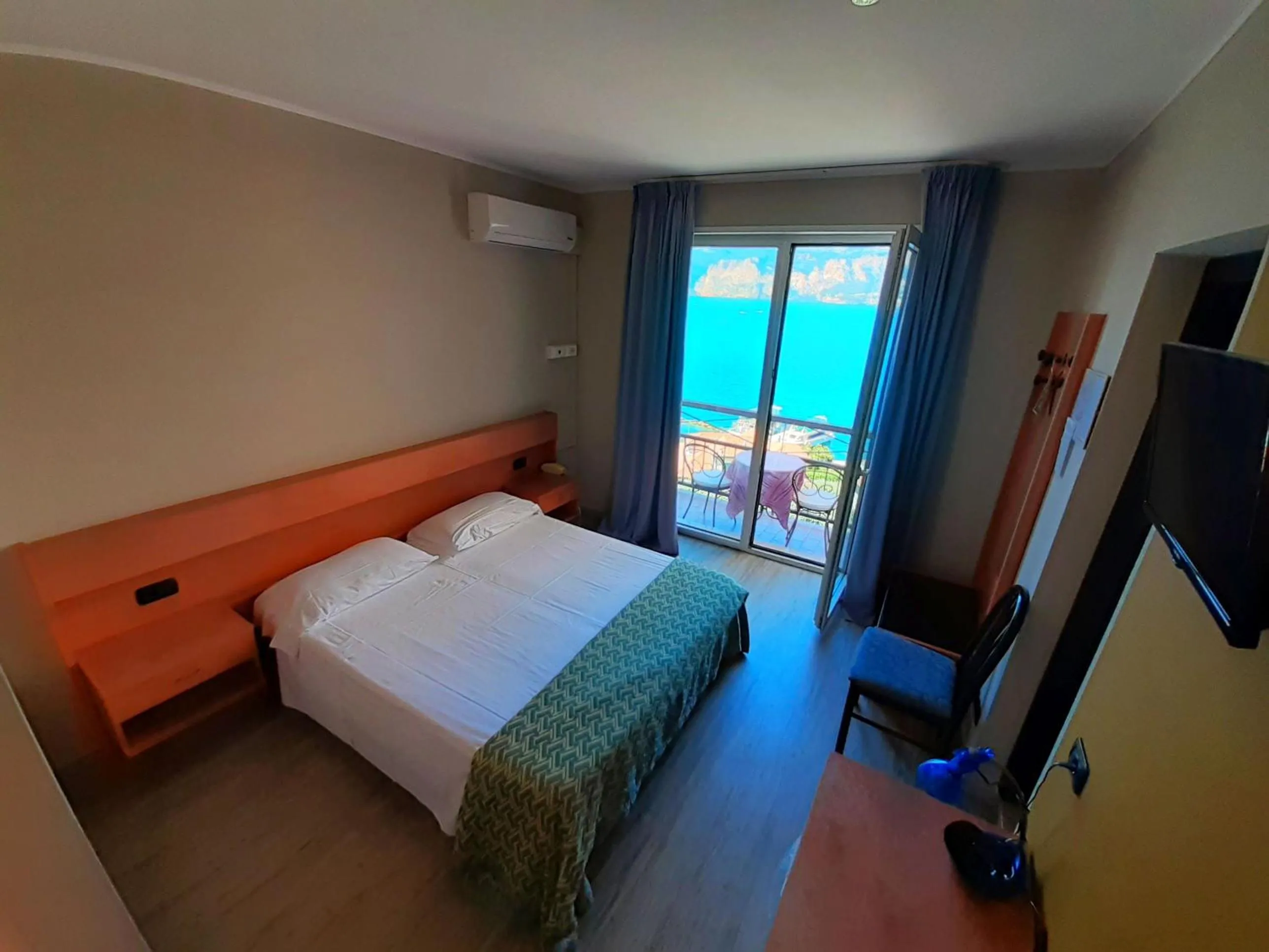 Balcony/Terrace, Bed in Hotel Antonella