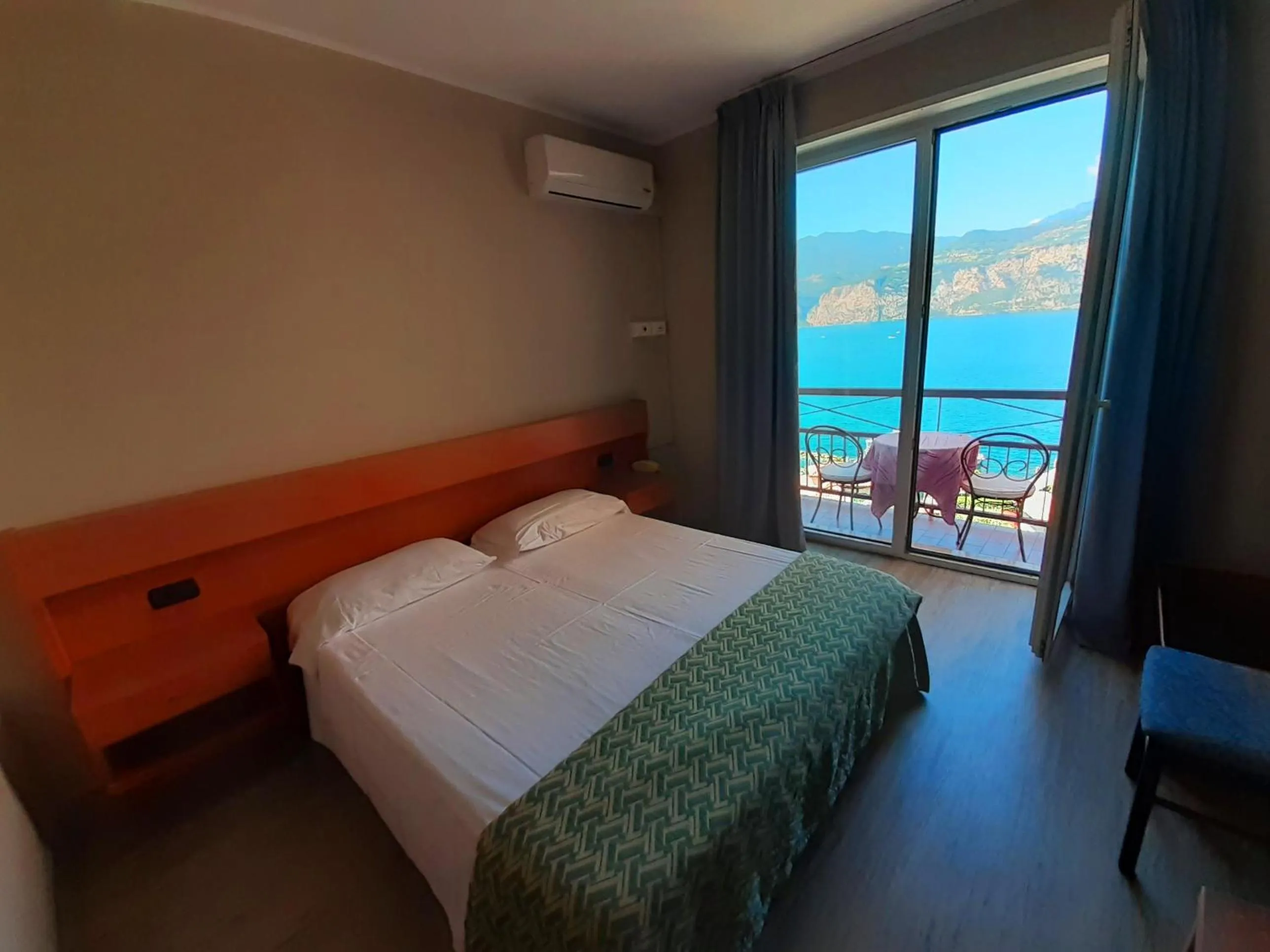 Lake view, Bed in Hotel Antonella