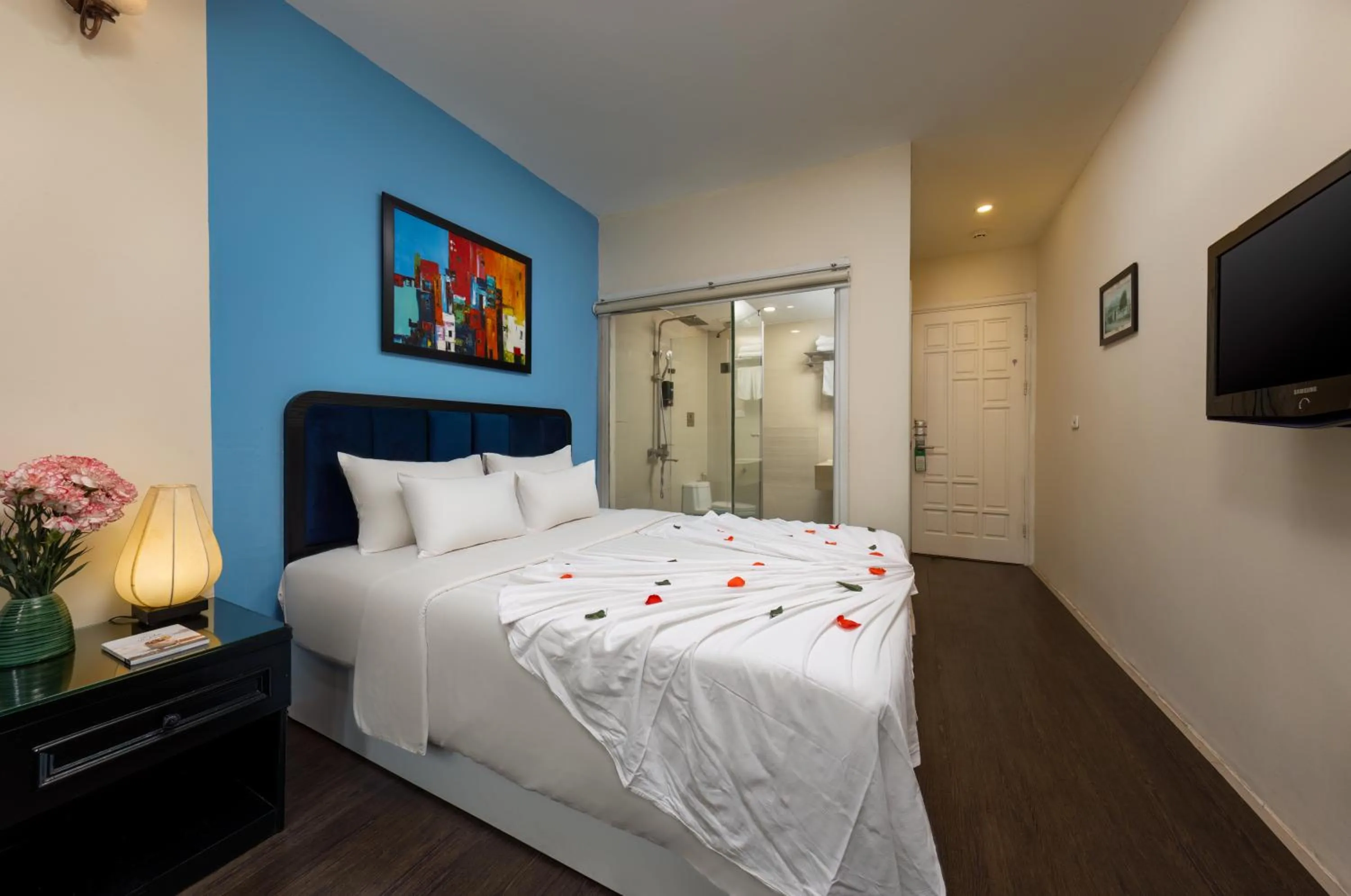 Toilet, Bed in Mai Charming Hotel and Spa