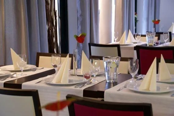 Restaurant/places to eat in F - Team Hotel