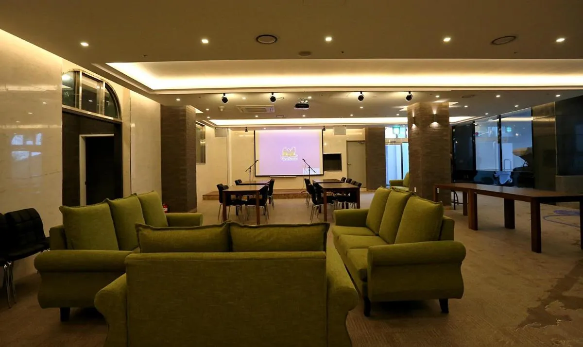 Seating area in Suntree Hotel