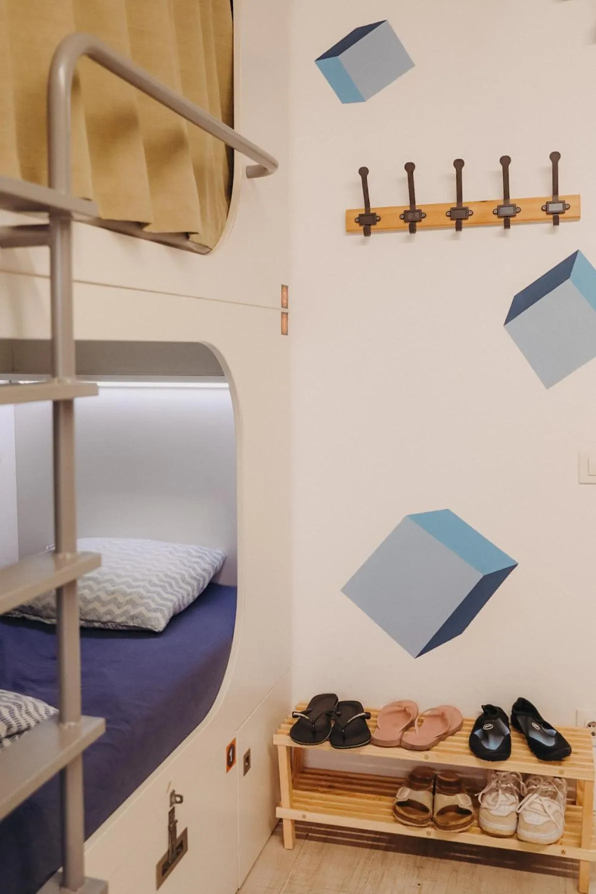 bunk bed, Bed in Onefam Ramblas