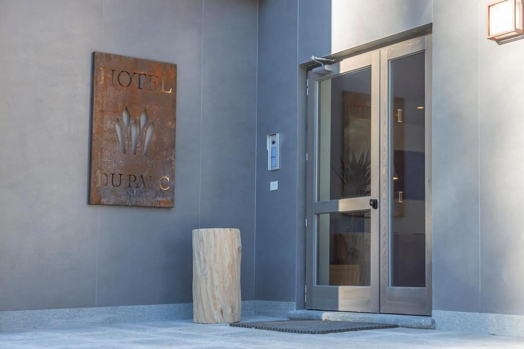 Facade/entrance in Du Parc Hotel