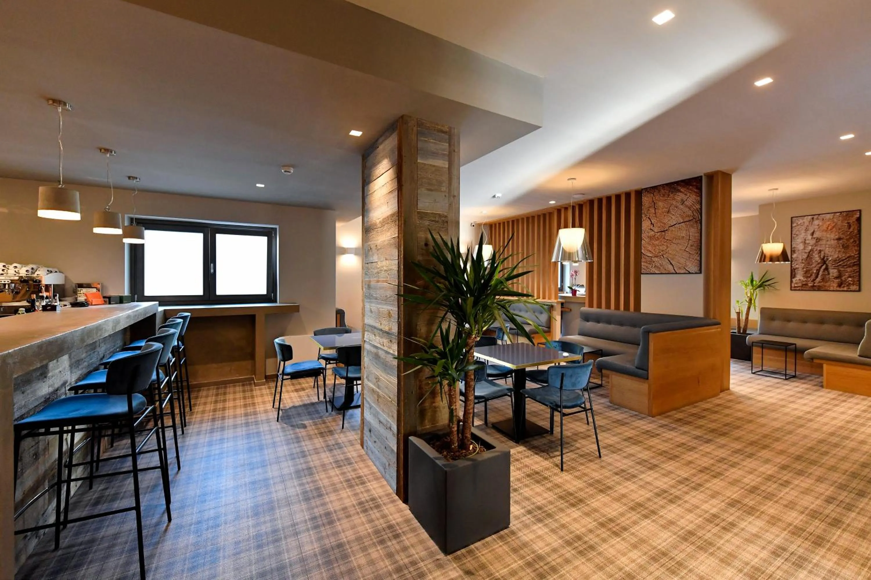 Restaurant/places to eat in Du Parc Hotel