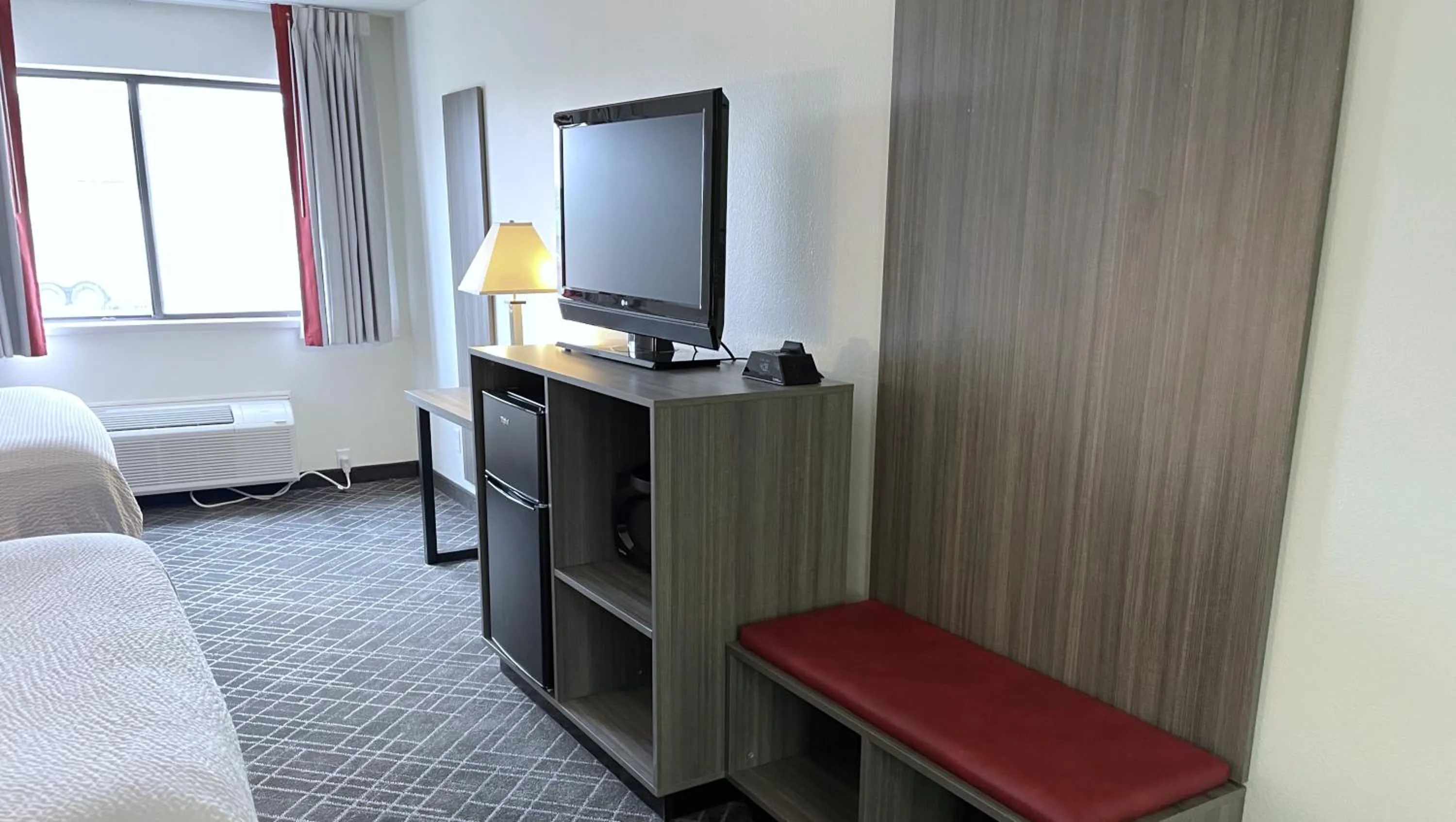 TV and multimedia, Bed in Ramada by Wyndham Waupaca