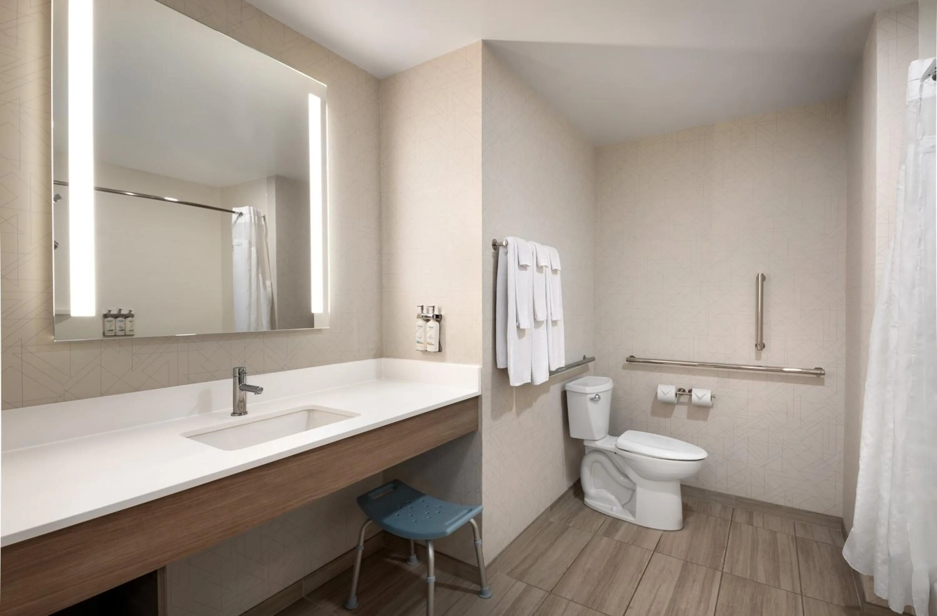 Photo of the whole room in Holiday Inn Express Richmond by IHG