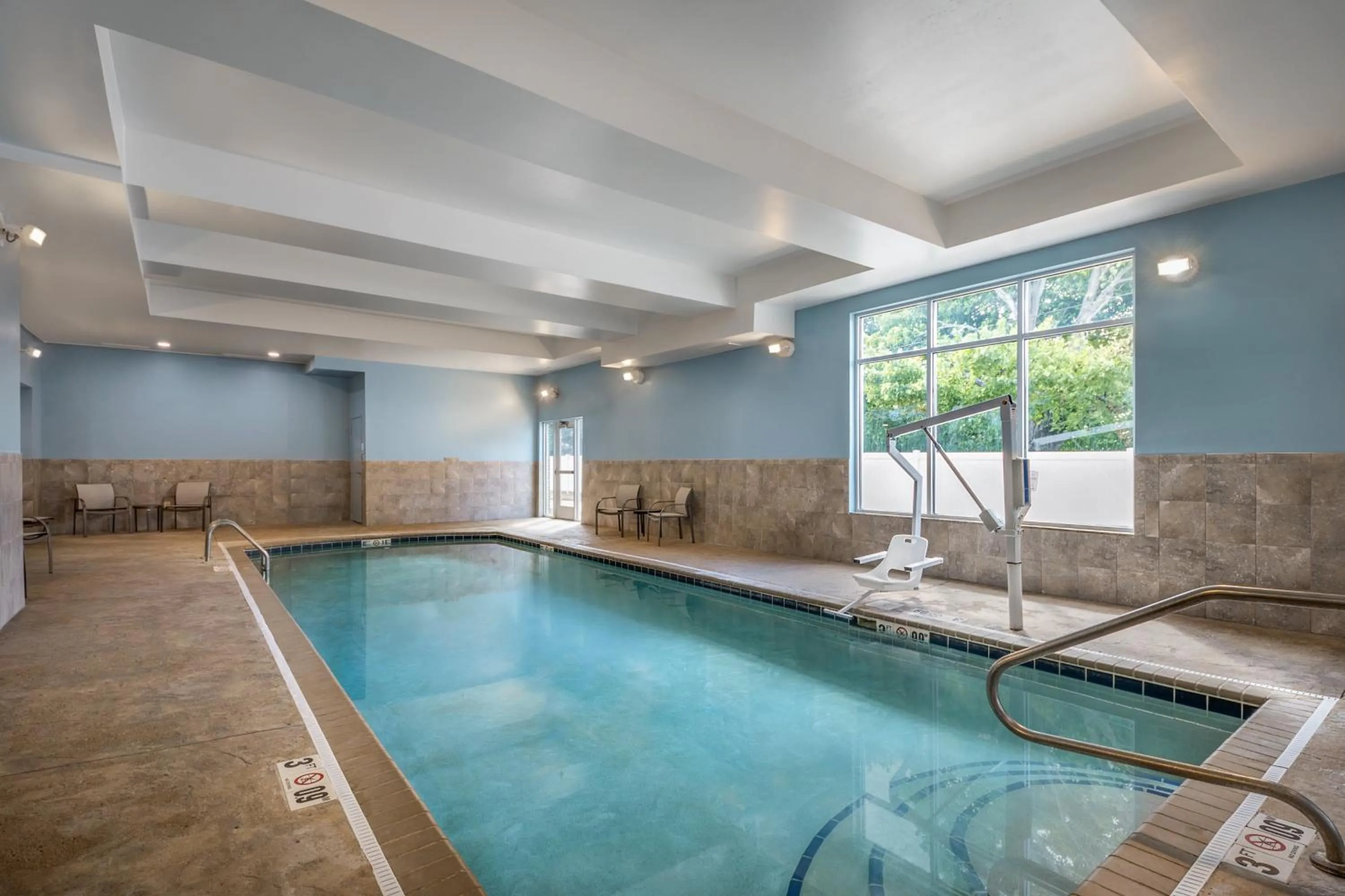 Swimming pool in Holiday Inn Express Richmond by IHG
