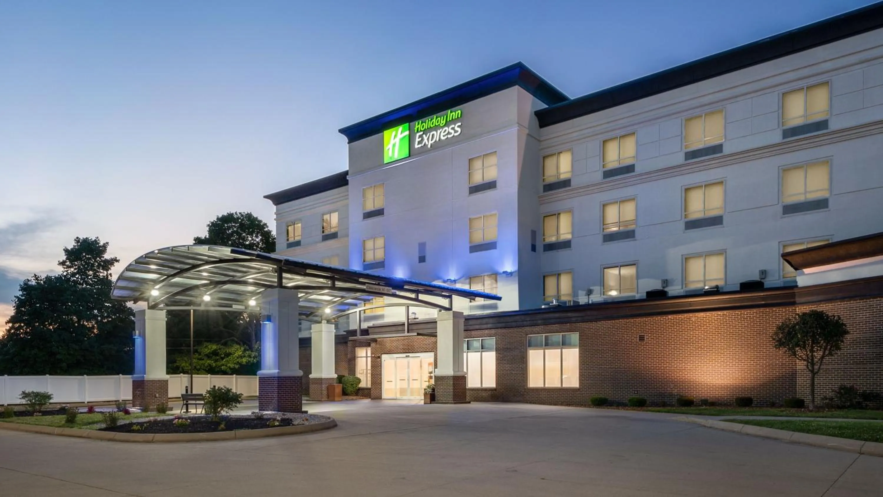Property building in Holiday Inn Express Richmond by IHG