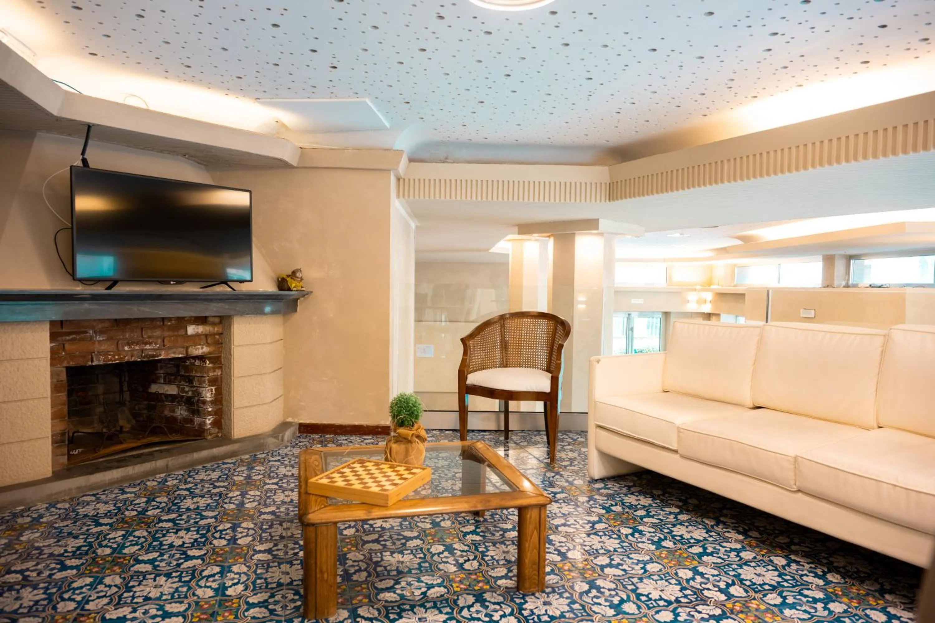 Communal lounge/ TV room, Bed in Hotel Terme Pellegrini