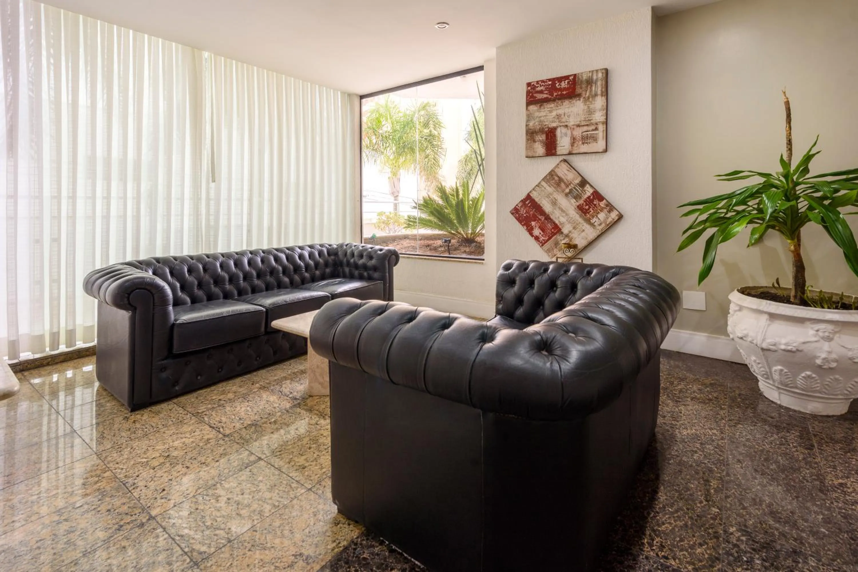 Living room in Plaza Suite Hotel