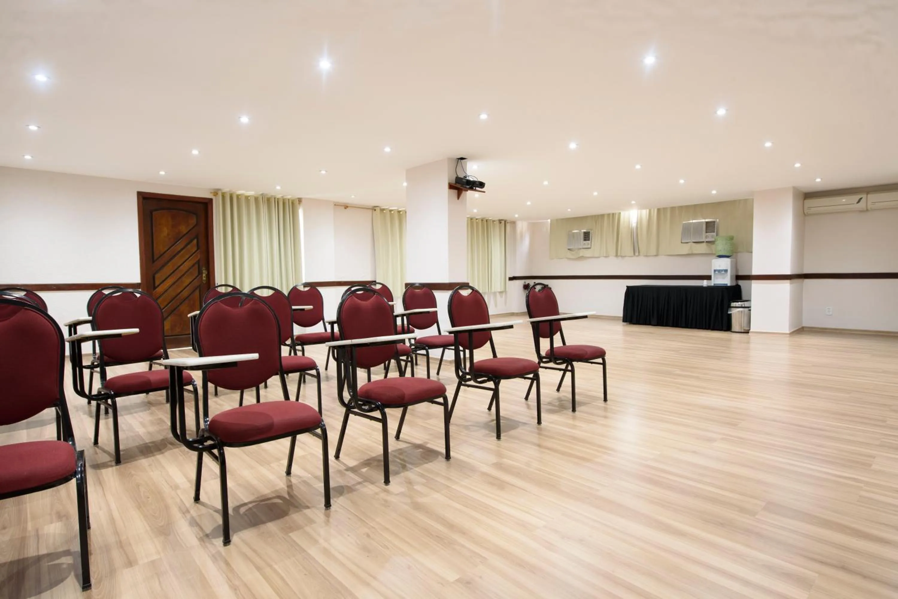 Meeting/conference room in Plaza Suite Hotel