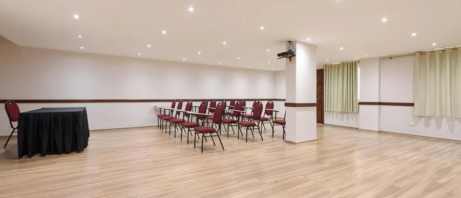 Meeting/conference room in Plaza Suite Hotel