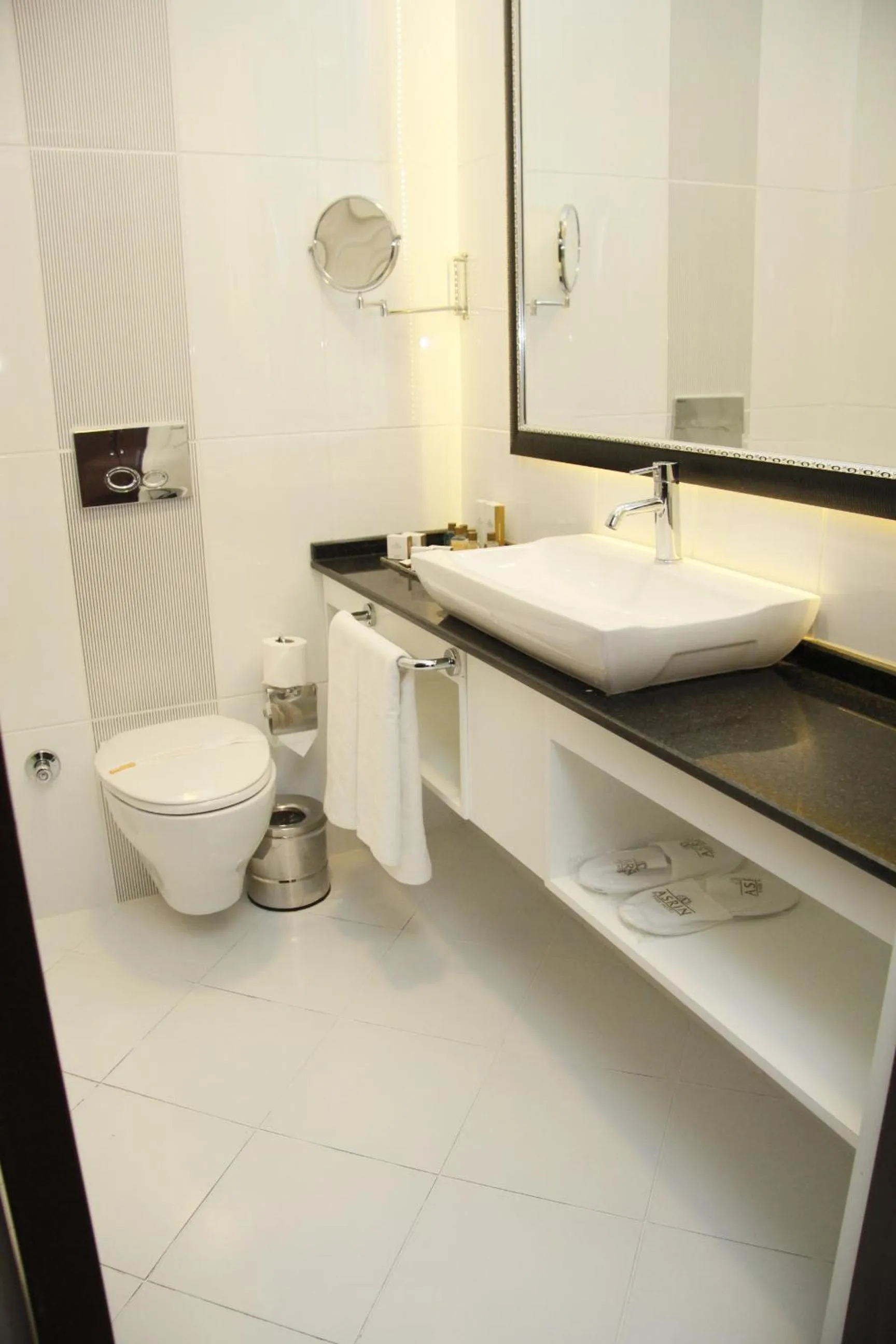 Toilet in Asrin Park Hotel & Spa Convention Center