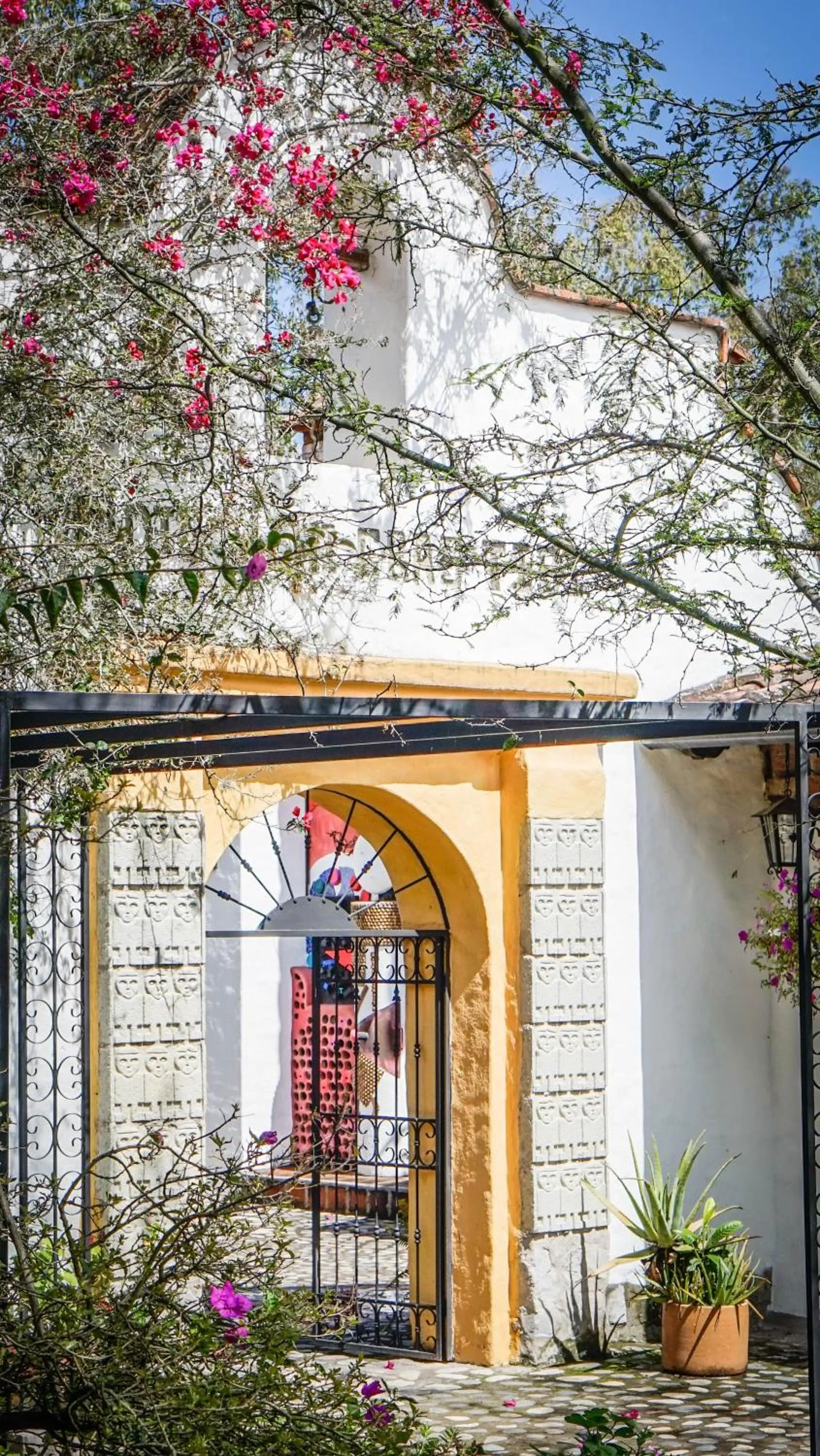 Facade/entrance in Hosteria Museart Pantavi