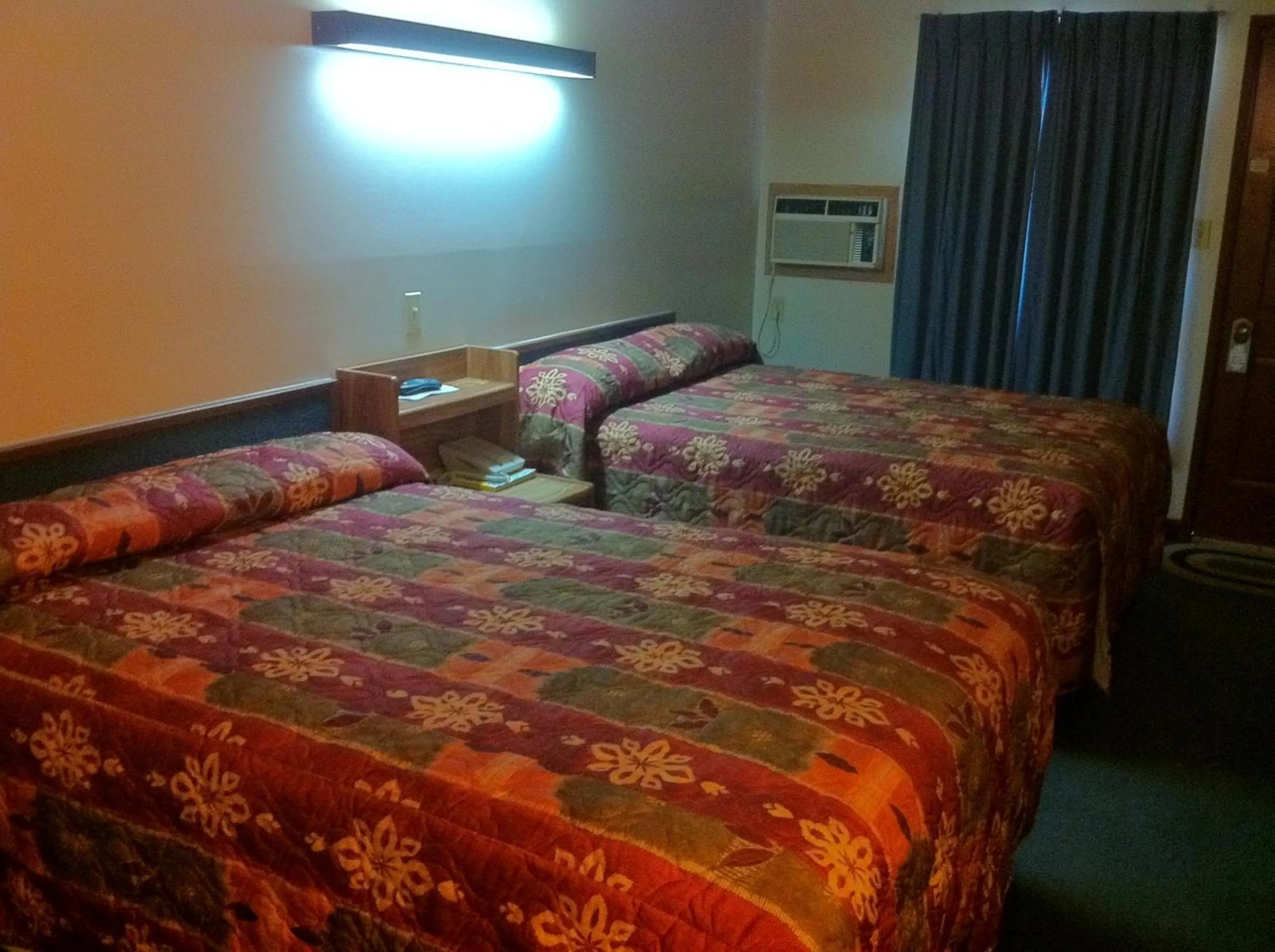 Bed in Circle 6 Motel