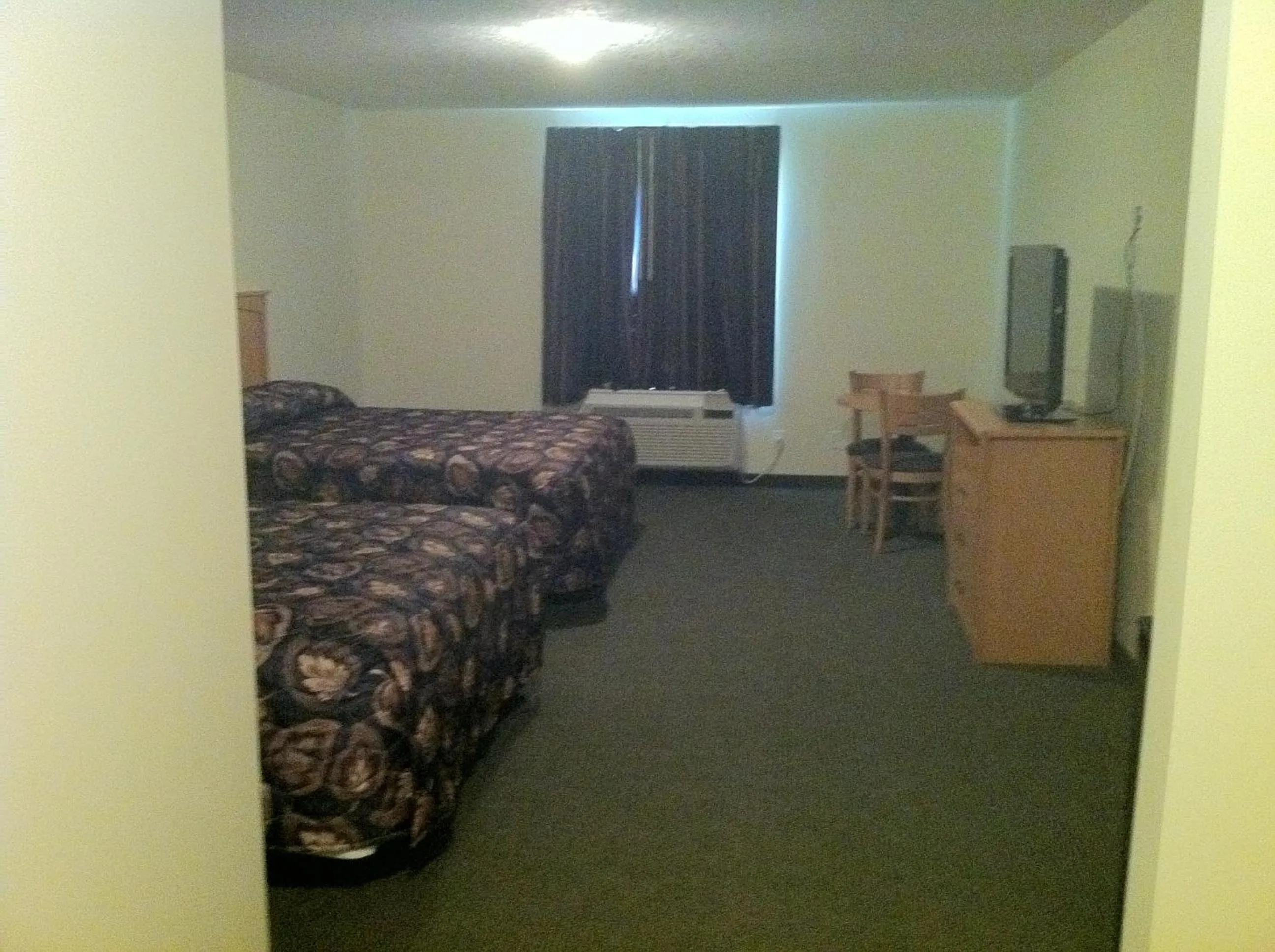 Bed in Circle 6 Motel