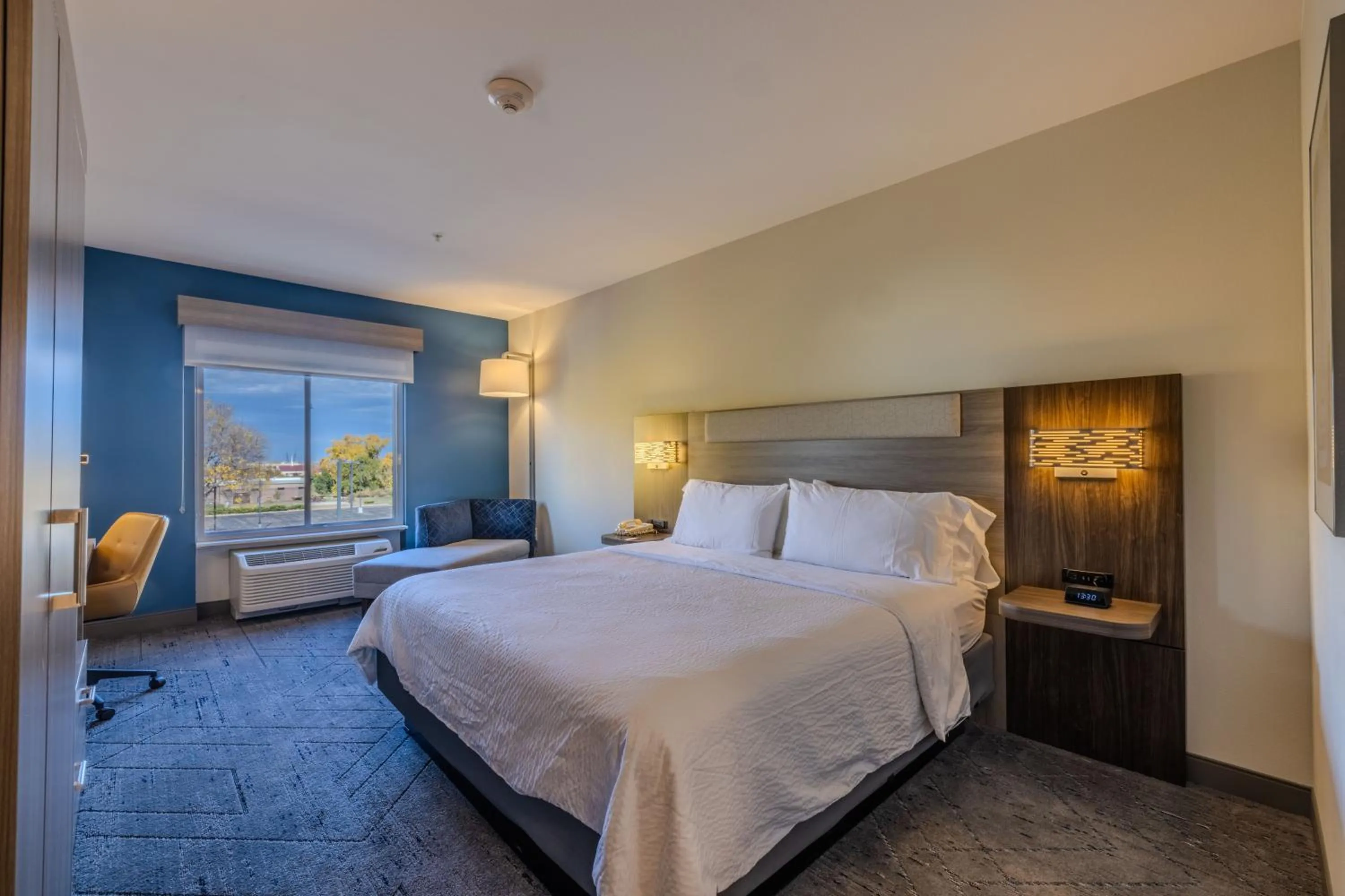 Bed in Holiday Inn Express & Suites Denver North - Thornton by IHG