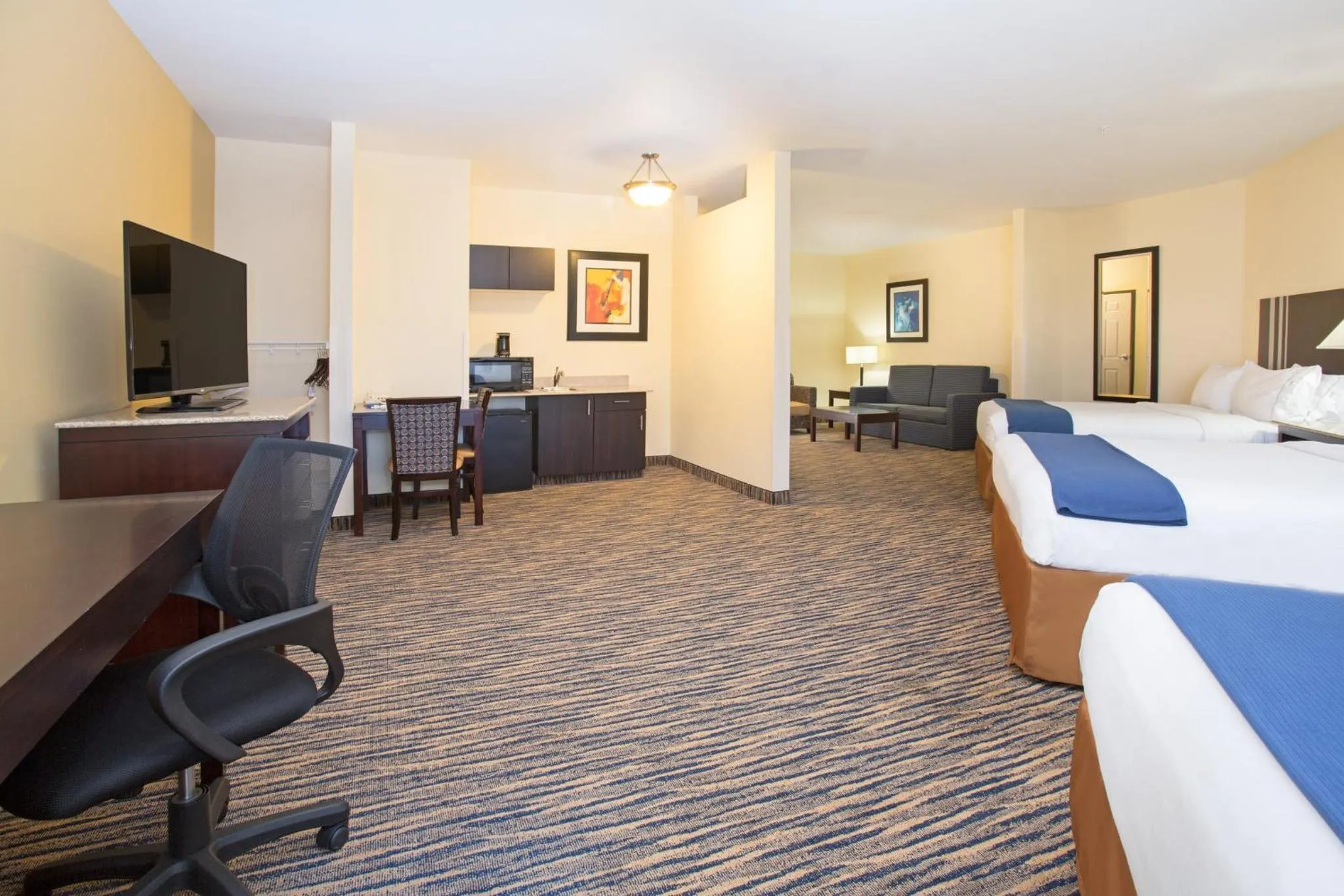 Photo of the whole room, Bed in Holiday Inn Express & Suites Denver North - Thornton by IHG