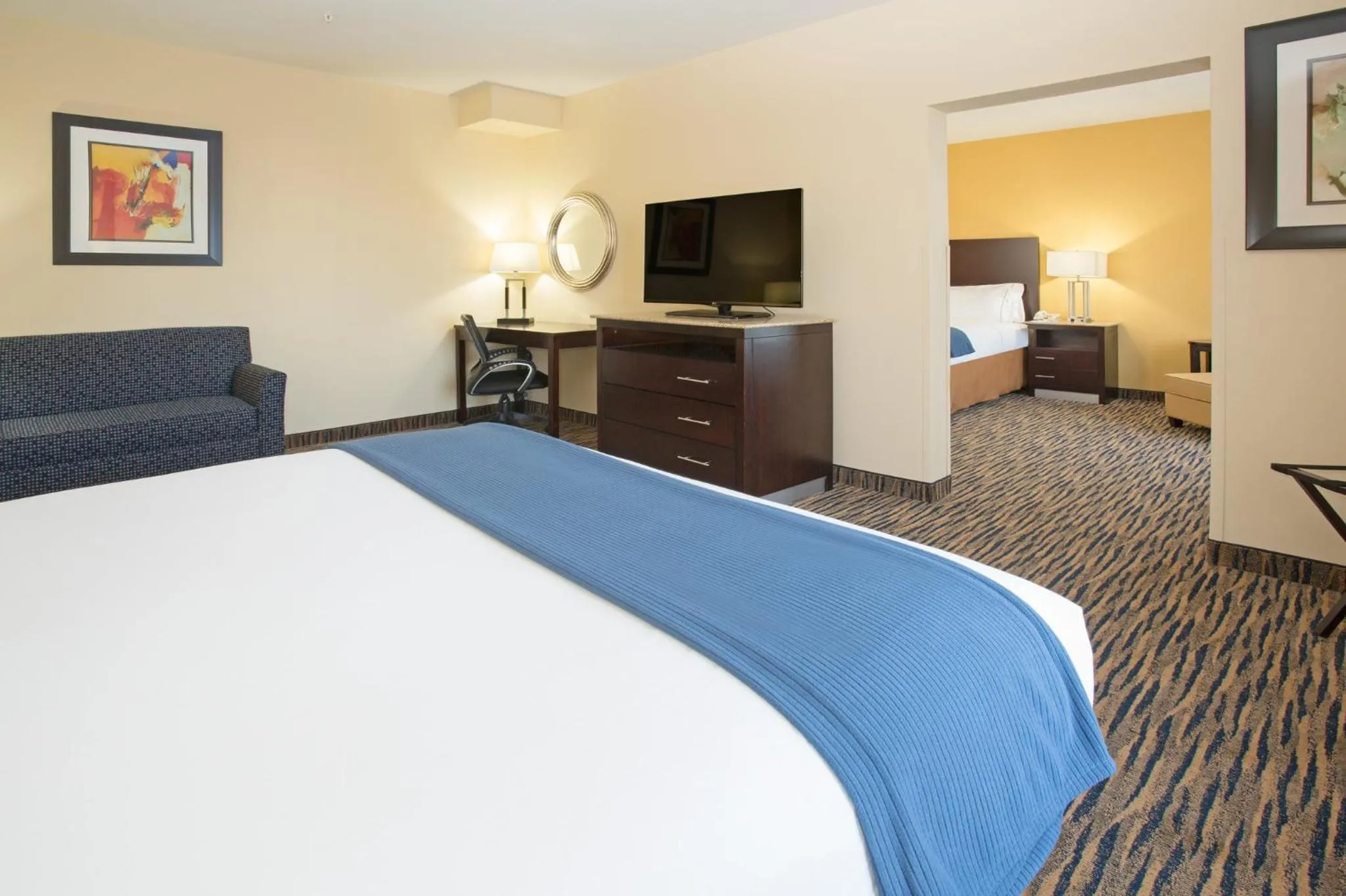 Photo of the whole room, Bed in Holiday Inn Express & Suites Denver North - Thornton by IHG