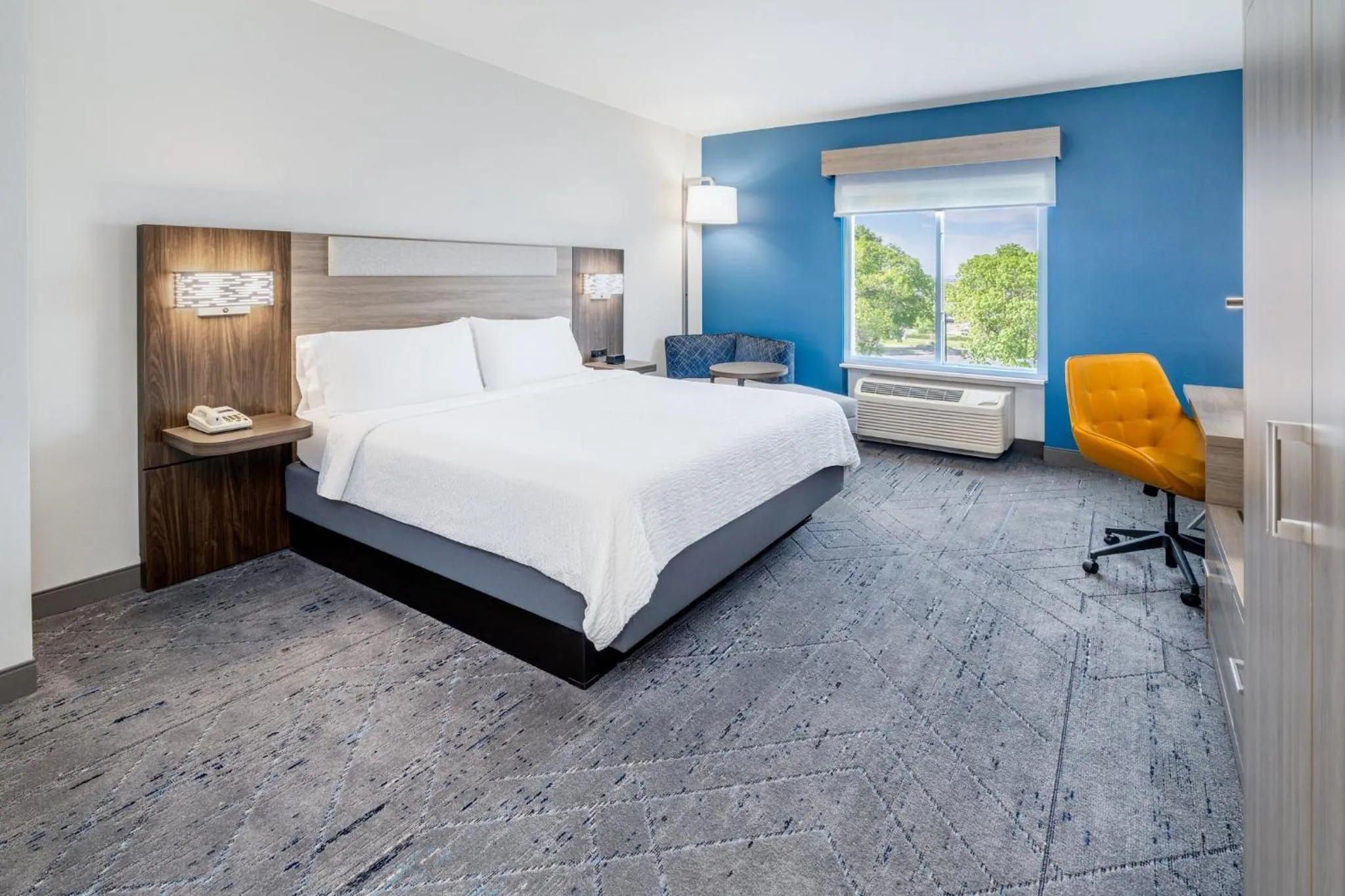 Photo of the whole room, Bed in Holiday Inn Express & Suites Denver North - Thornton by IHG