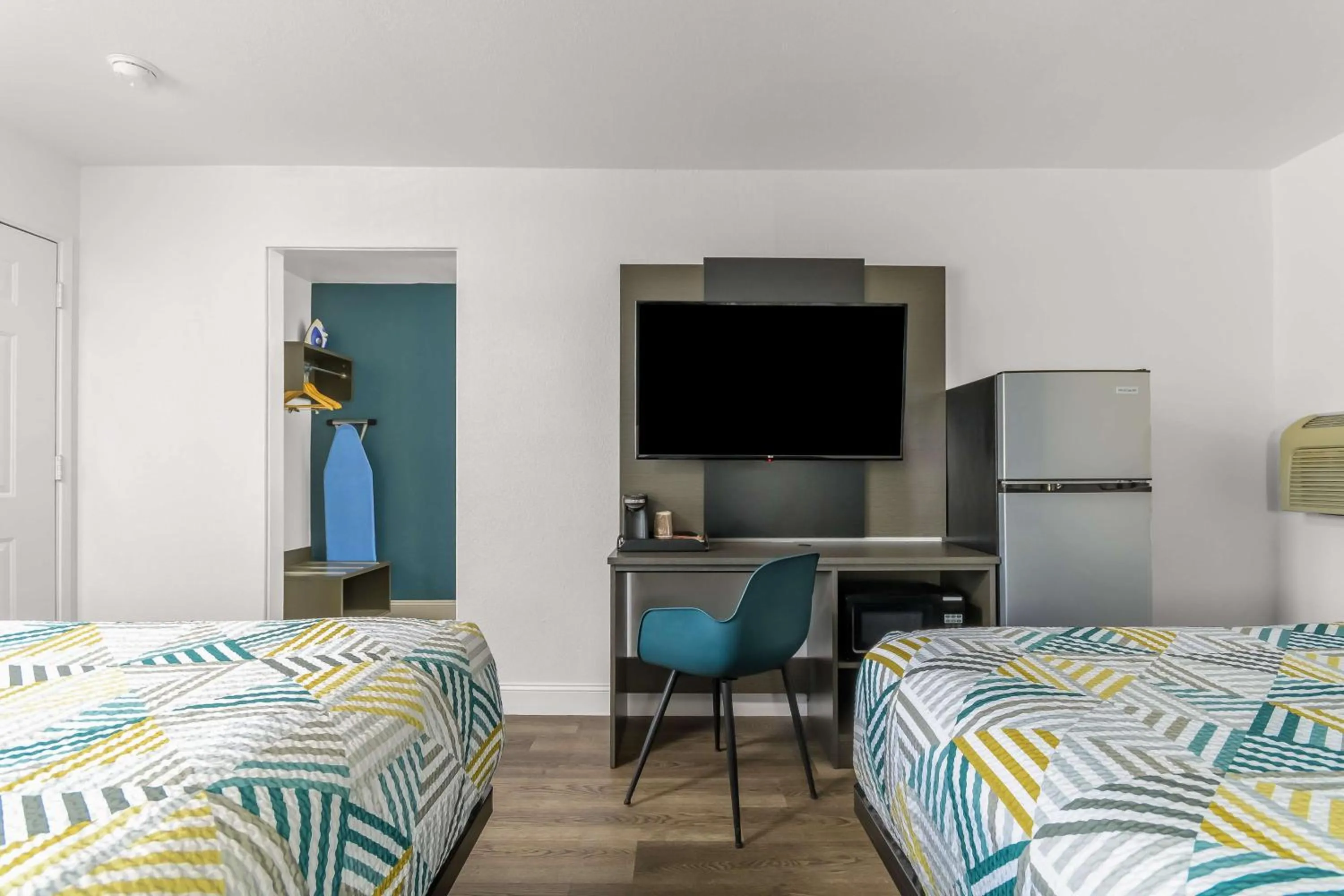 Bedroom, Bed in Studio 6 Suites Madera, CA Yosemite