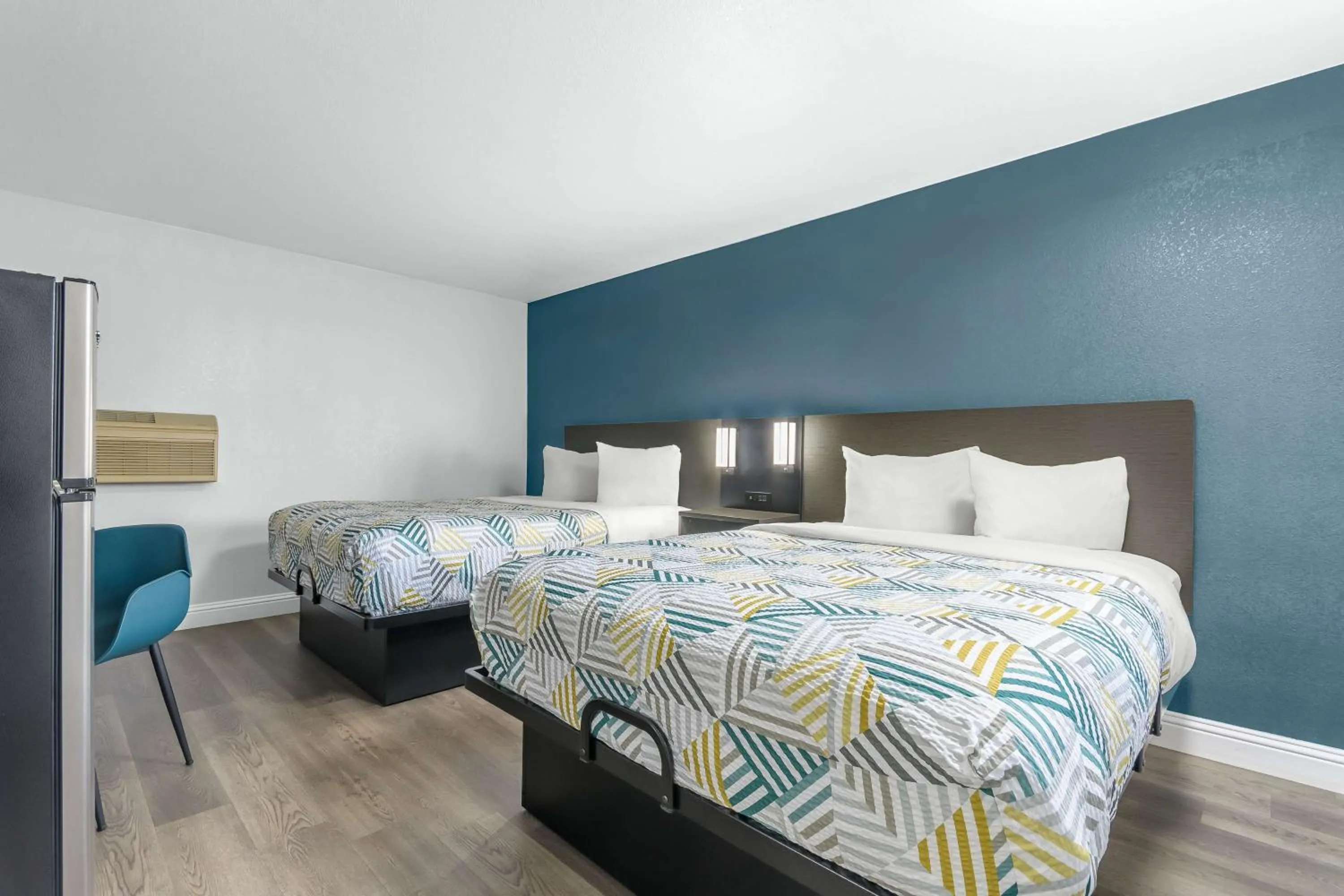 Bedroom, Bed in Studio 6 Suites Madera, CA Yosemite