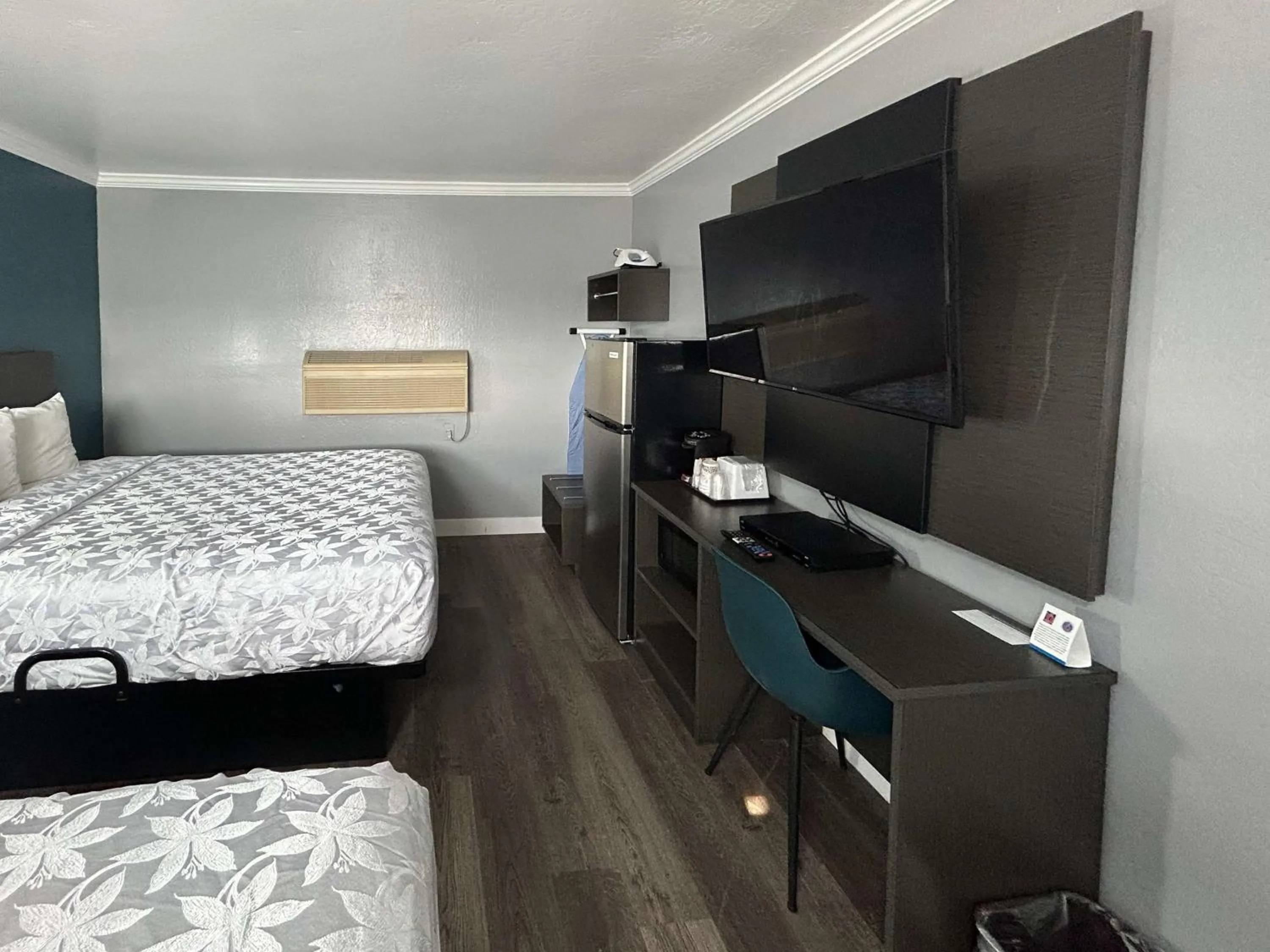 Bedroom, Bed in Gateway Inn