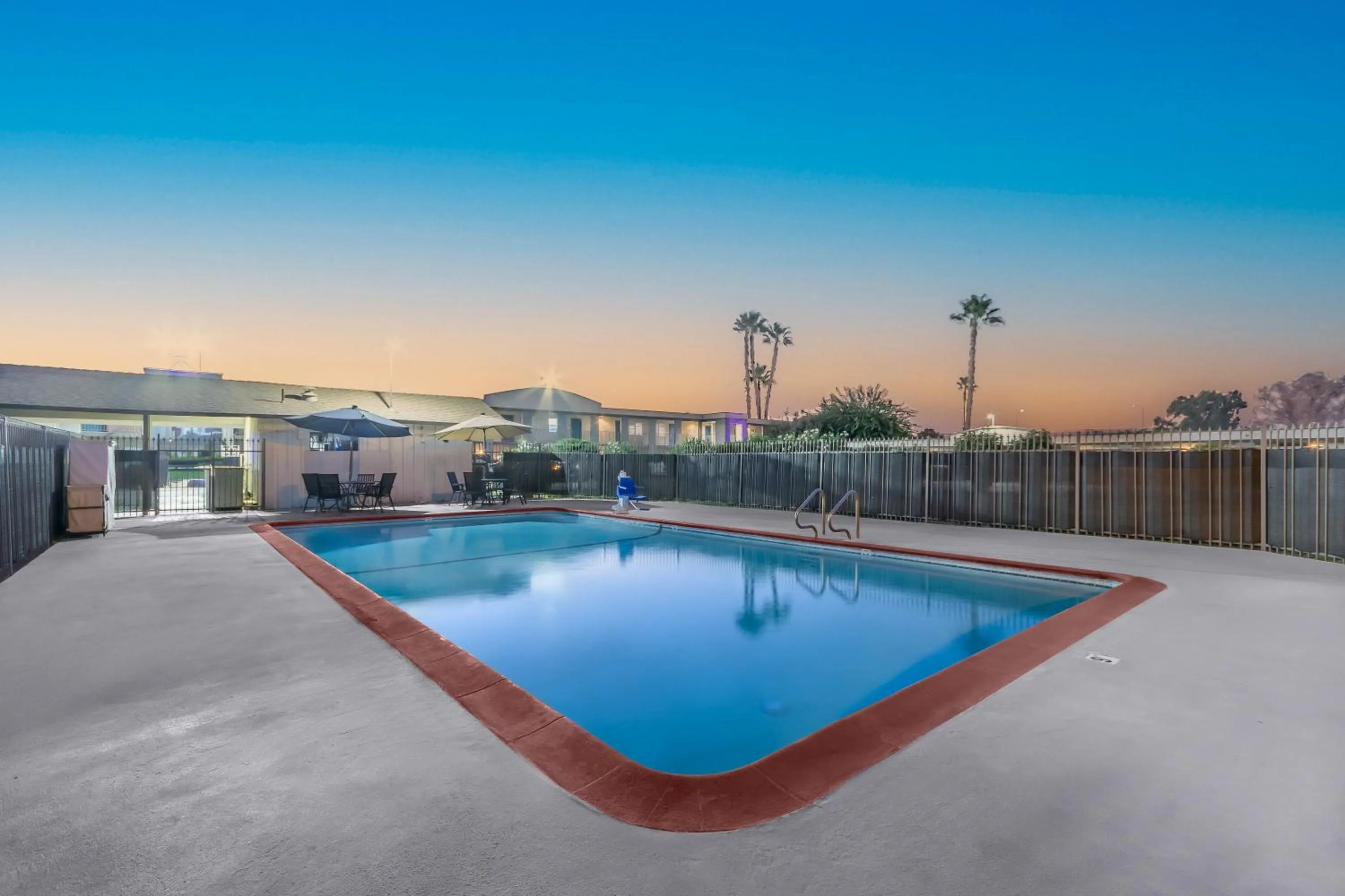 Swimming pool in Studio 6 Suites Madera, CA Yosemite