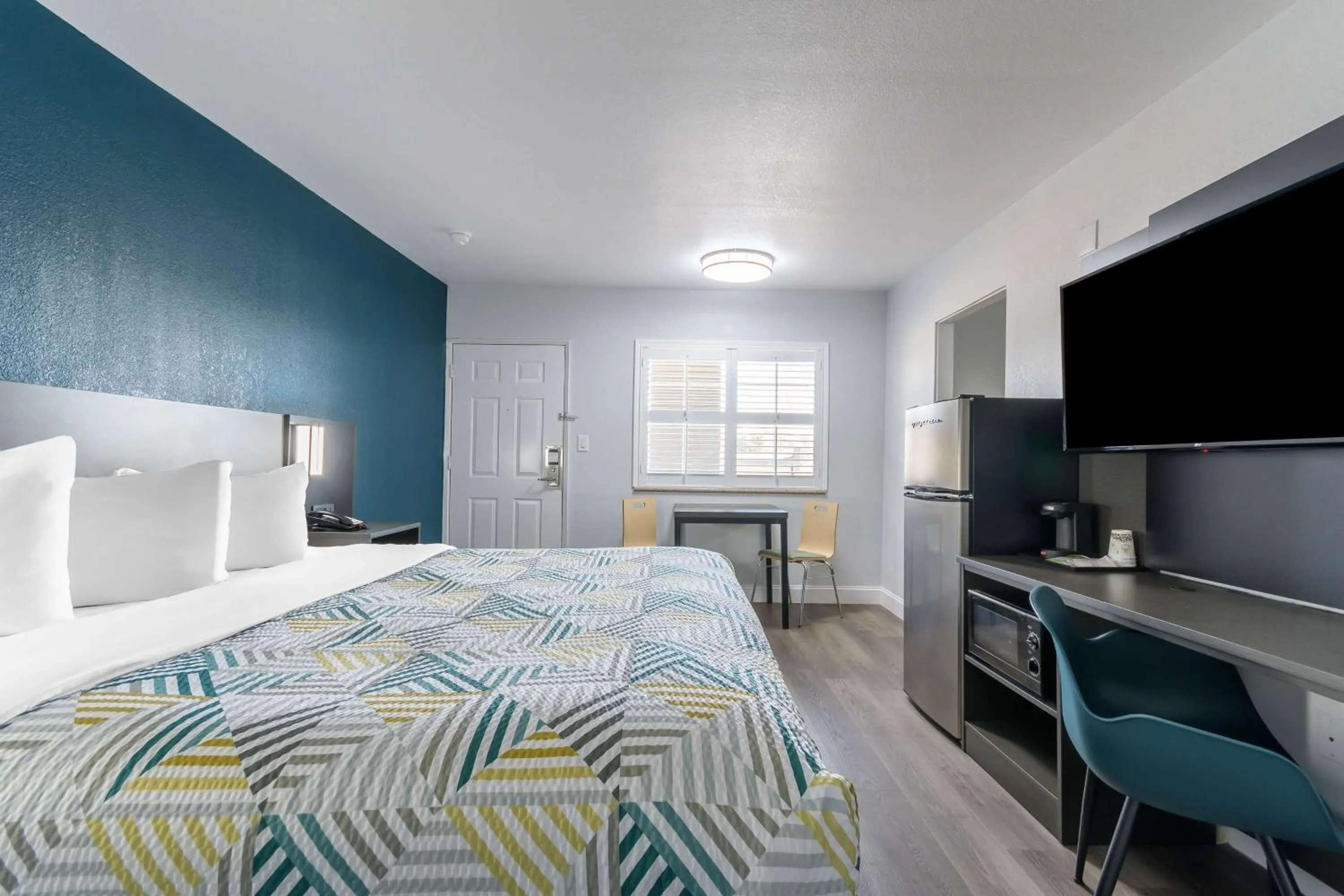 Bedroom, Bed in Studio 6 Suites Madera, CA Yosemite