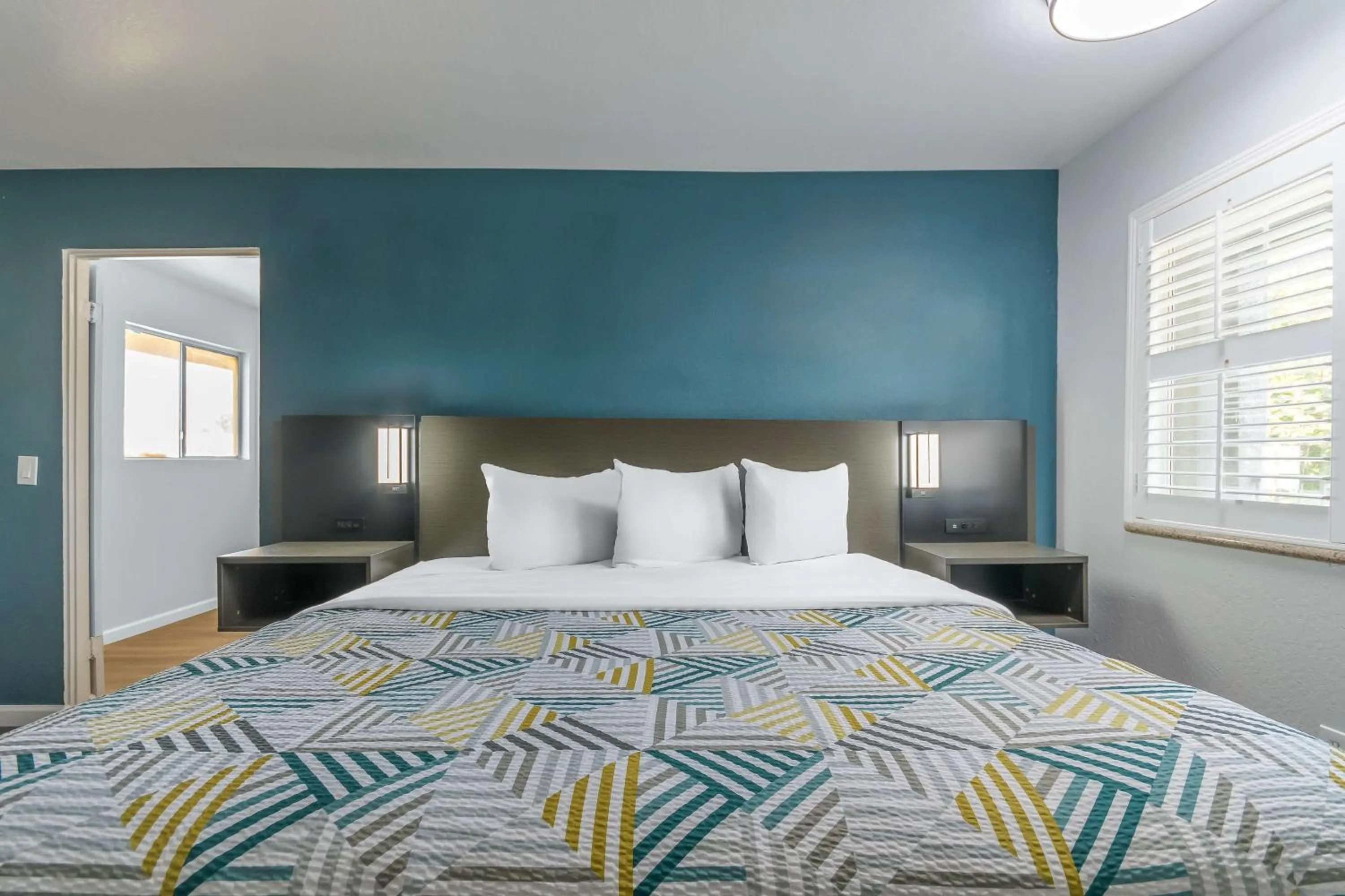 Bedroom, Bed in Studio 6 Suites Madera, CA Yosemite