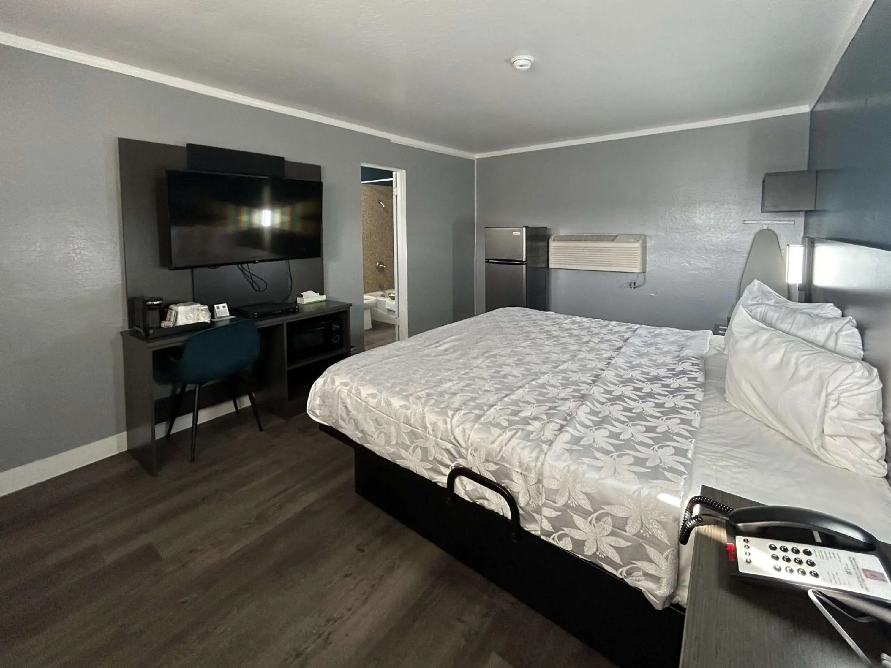 King Room - Disability Access - Non-Smoking in Gateway Inn King Room - Disability Access - Non-Smoking in Gateway Inn