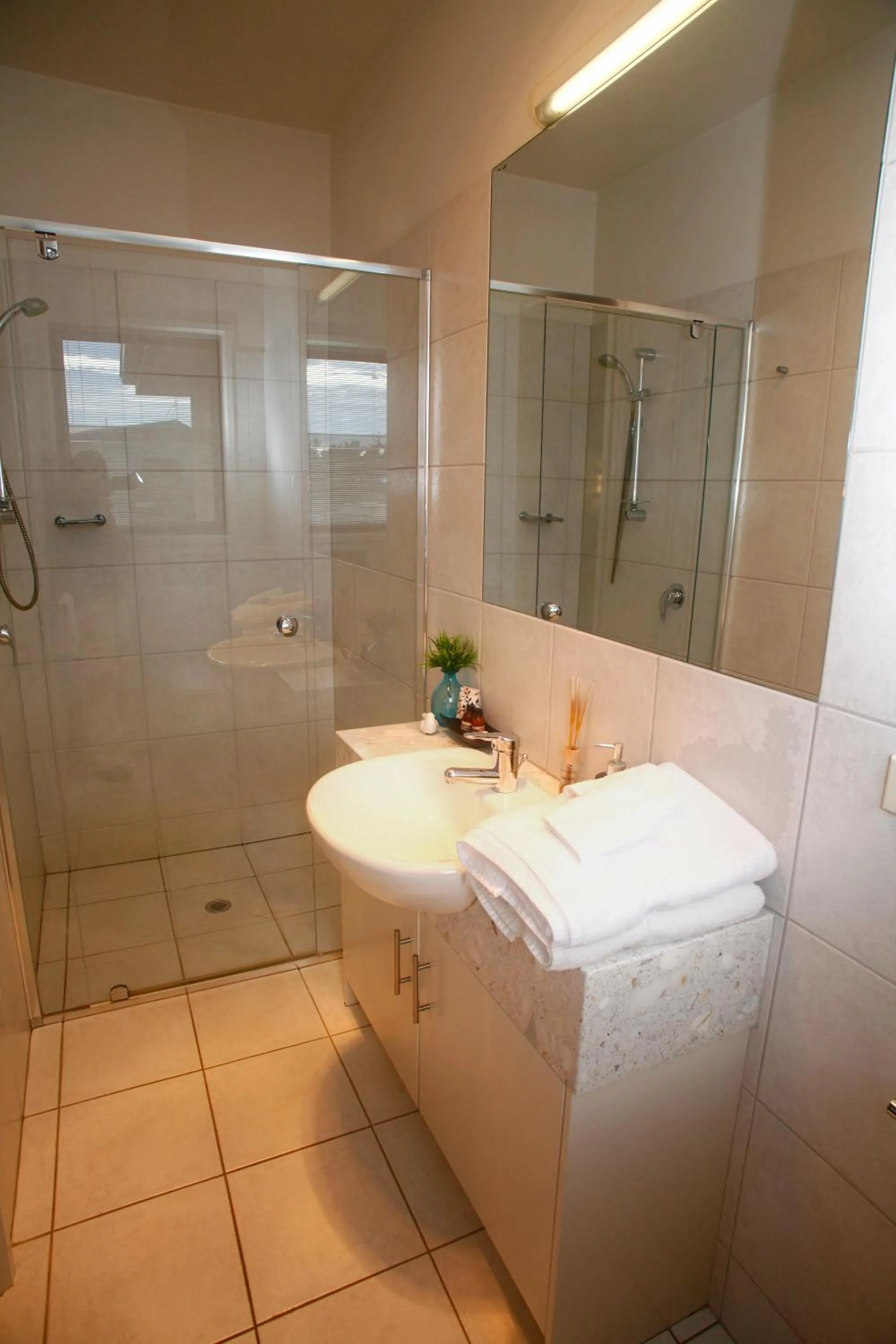 Bathroom in Hilltop Apartments Phillip Island